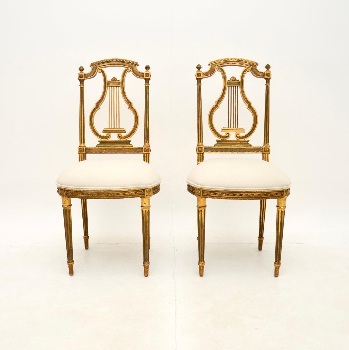Une superbe paire de chaises d'appoint anciennes en bois doré, datant de la période 1890-1900.

La qualité est superbe, ils sont magnifiquement faits et ont un design magnifique. Les dos percés présentent un motif en forme de harpe avec de fines