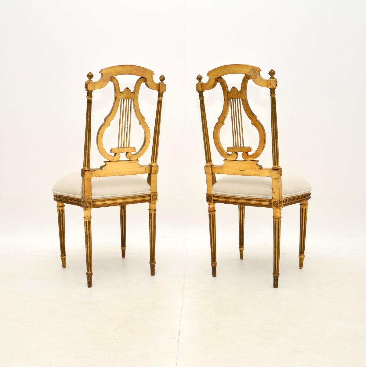 Louis XV Paire de chaises d'appoint françaises anciennes en bois doré en vente