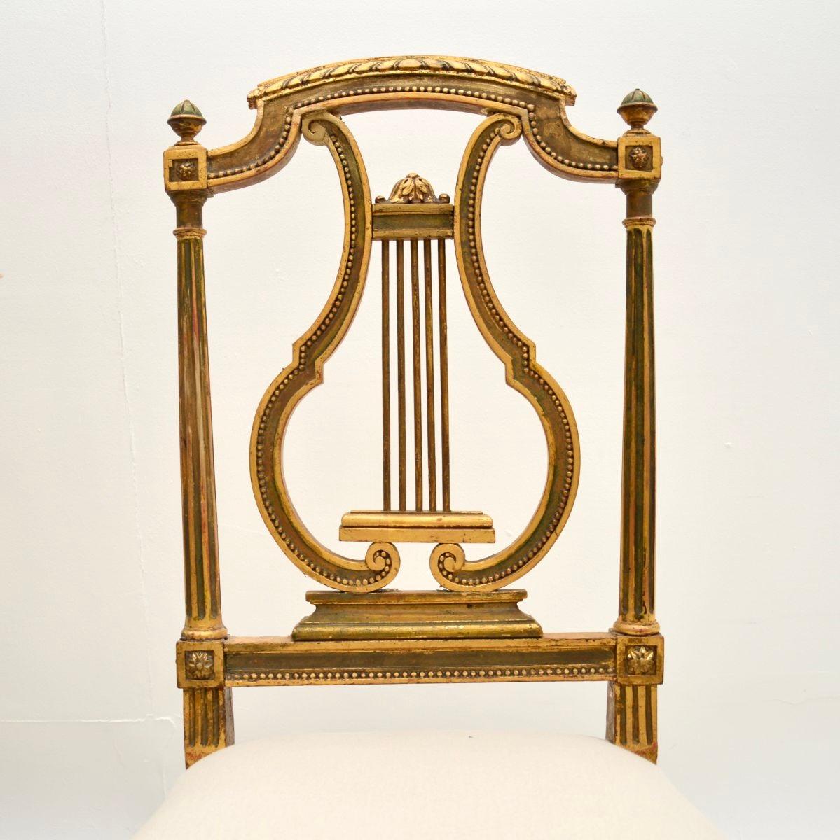 Paire de chaises d'appoint françaises anciennes en bois doré Bon état - En vente à London, GB