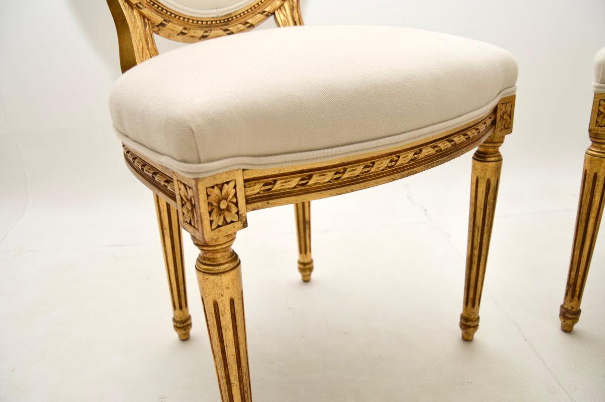 Paar antike französische vergoldete Wood Side Chairs (Stoff) im Angebot