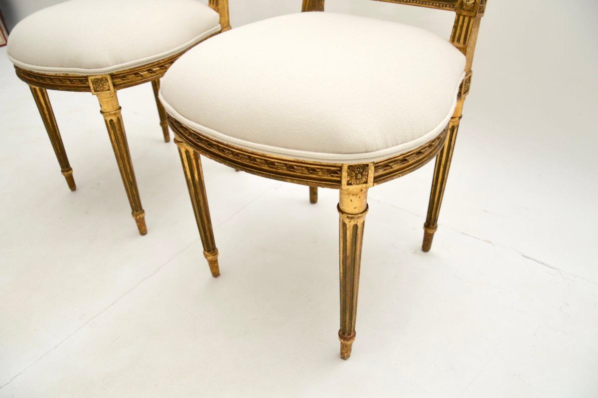 Paire de chaises d'appoint françaises anciennes en bois doré en vente 2
