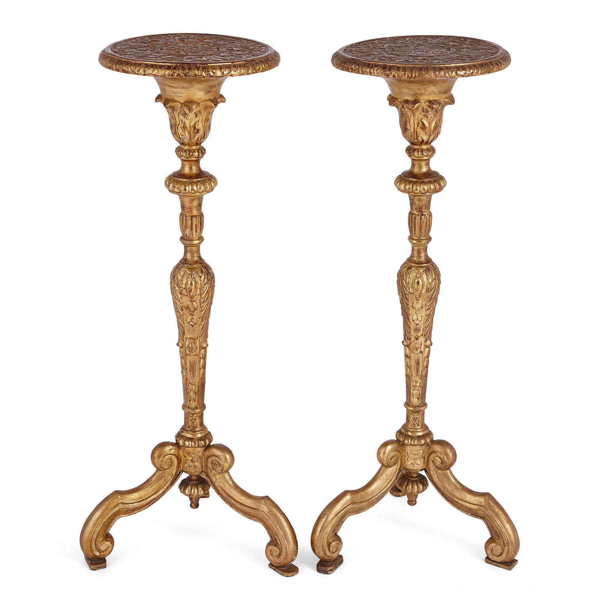 Pareja de soportes de antorcha antiguos franceses de madera dorada
Francés, finales del siglo XIX
Medidas: Altura 90 cm, diámetro 38 cm

Este fino par de soportes para antorchas es un magnífico ejemplo del estilo rococó. Cada soporte tiene una