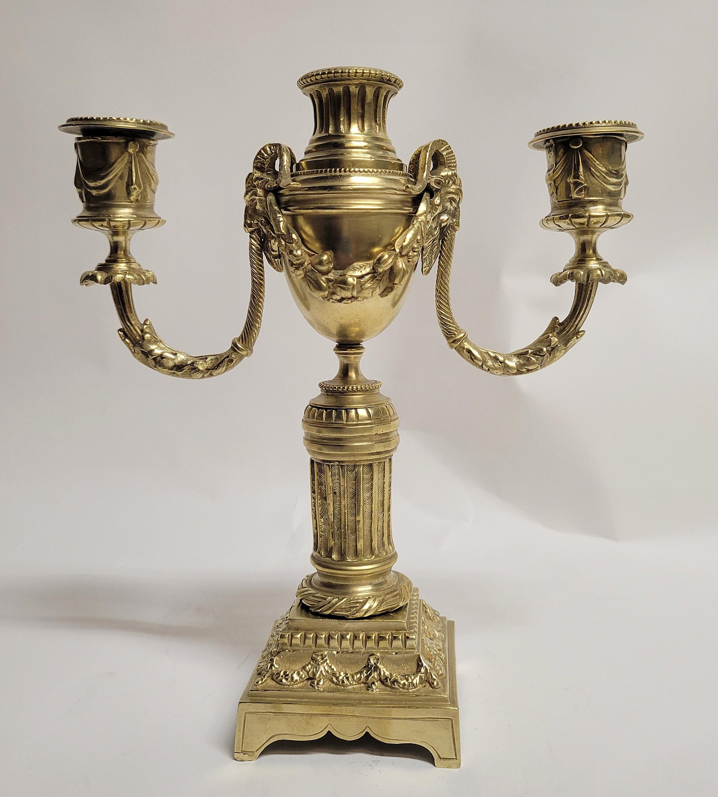 Coppia di candelabri francesi in bronzo dorato, 1865-1875 circa.
Questi candelabri sono di dimensioni ridotte, ma sono realizzati in modo eccellente.  I Can possono funzionare in diversi punti della casa.
