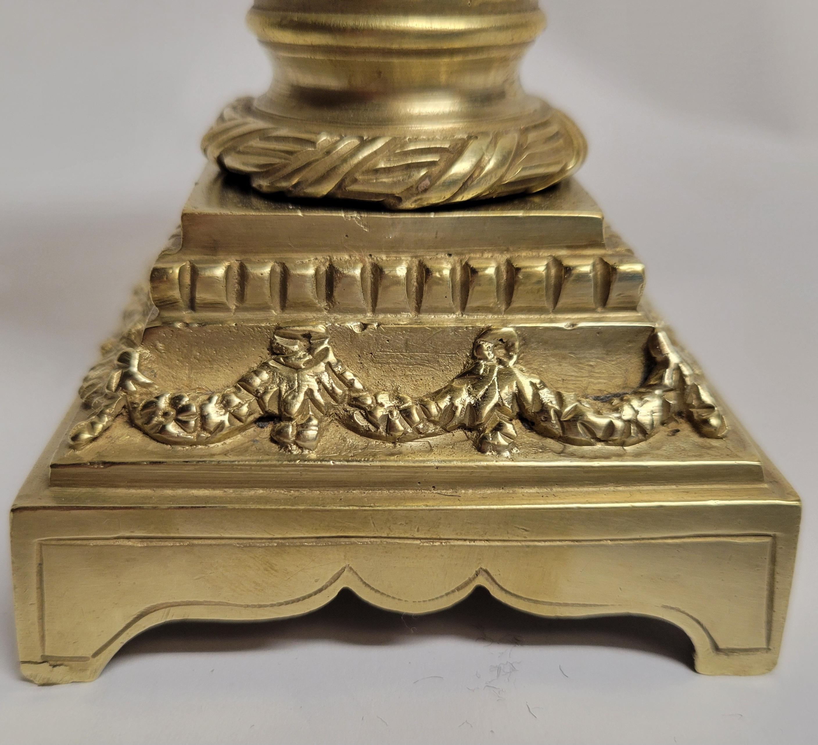 Bronzo Coppia di candelabri francesi in bronzo dorato, 1865-1875 circa. in vendita