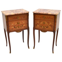 Paire d'anciennes commodes de chevet françaises à dessus en marbre marqueté