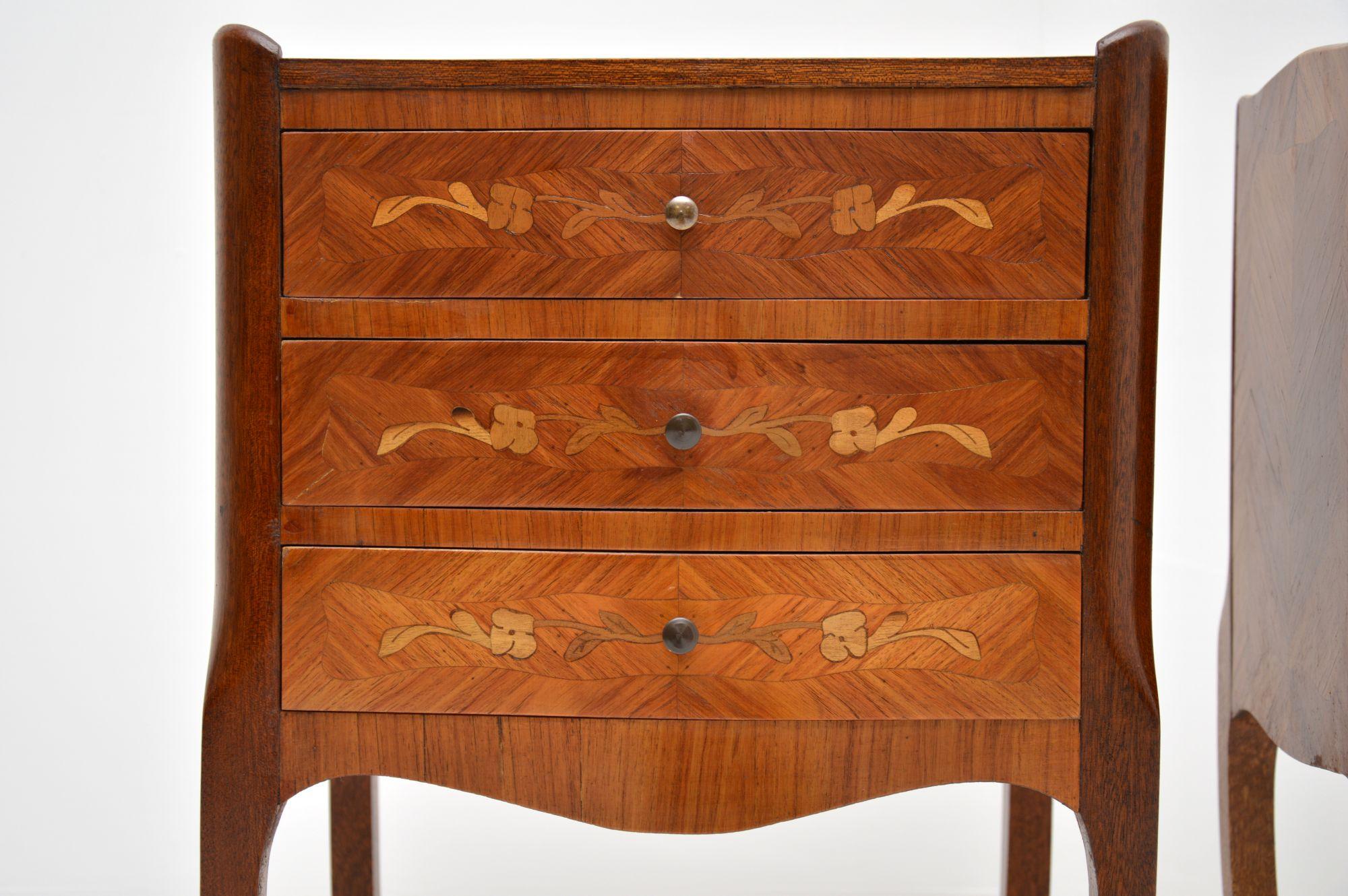Louis XV Paire de tables de chevet anciennes en marqueterie française