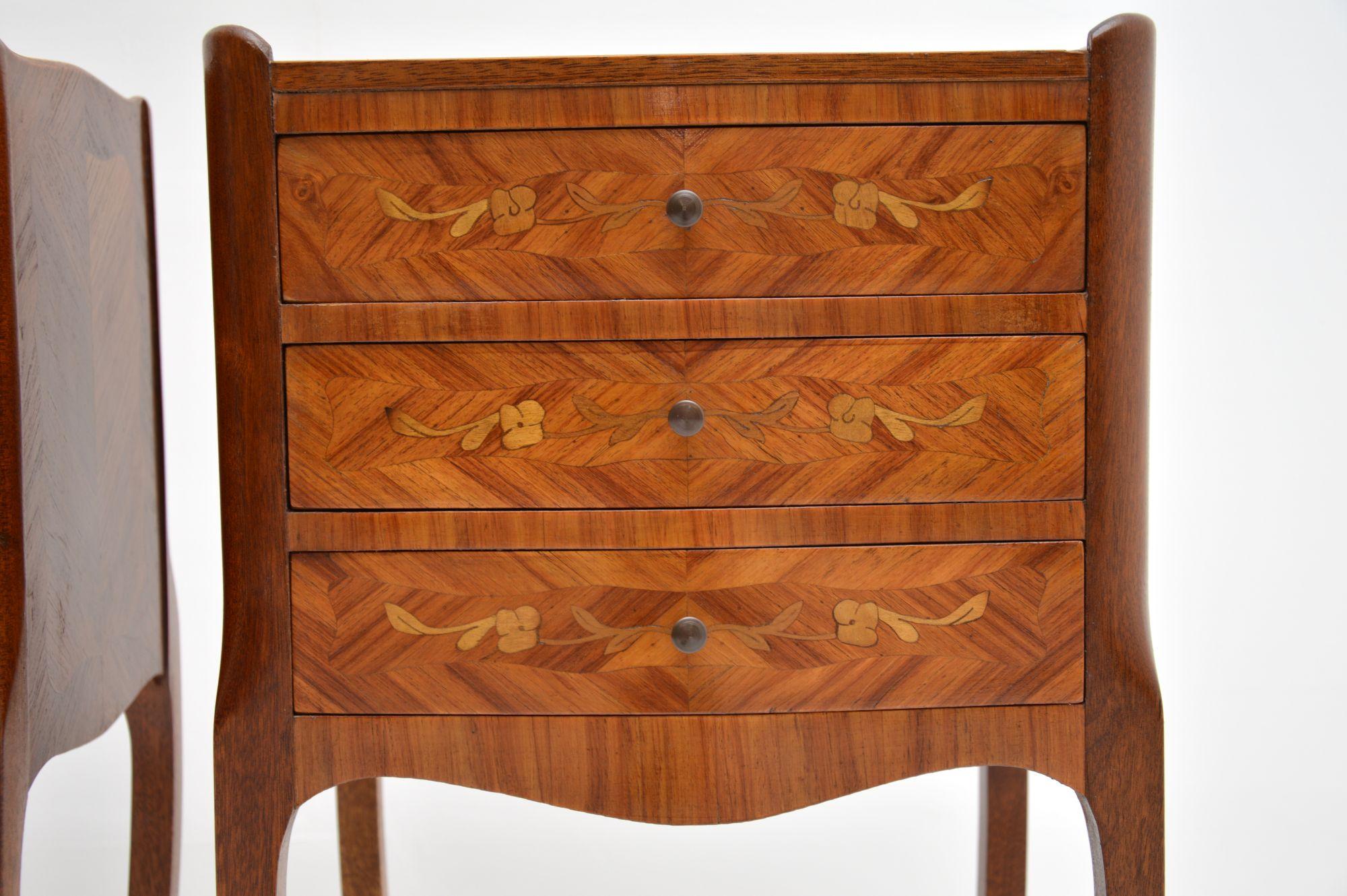 Français Paire de tables de chevet anciennes en marqueterie française