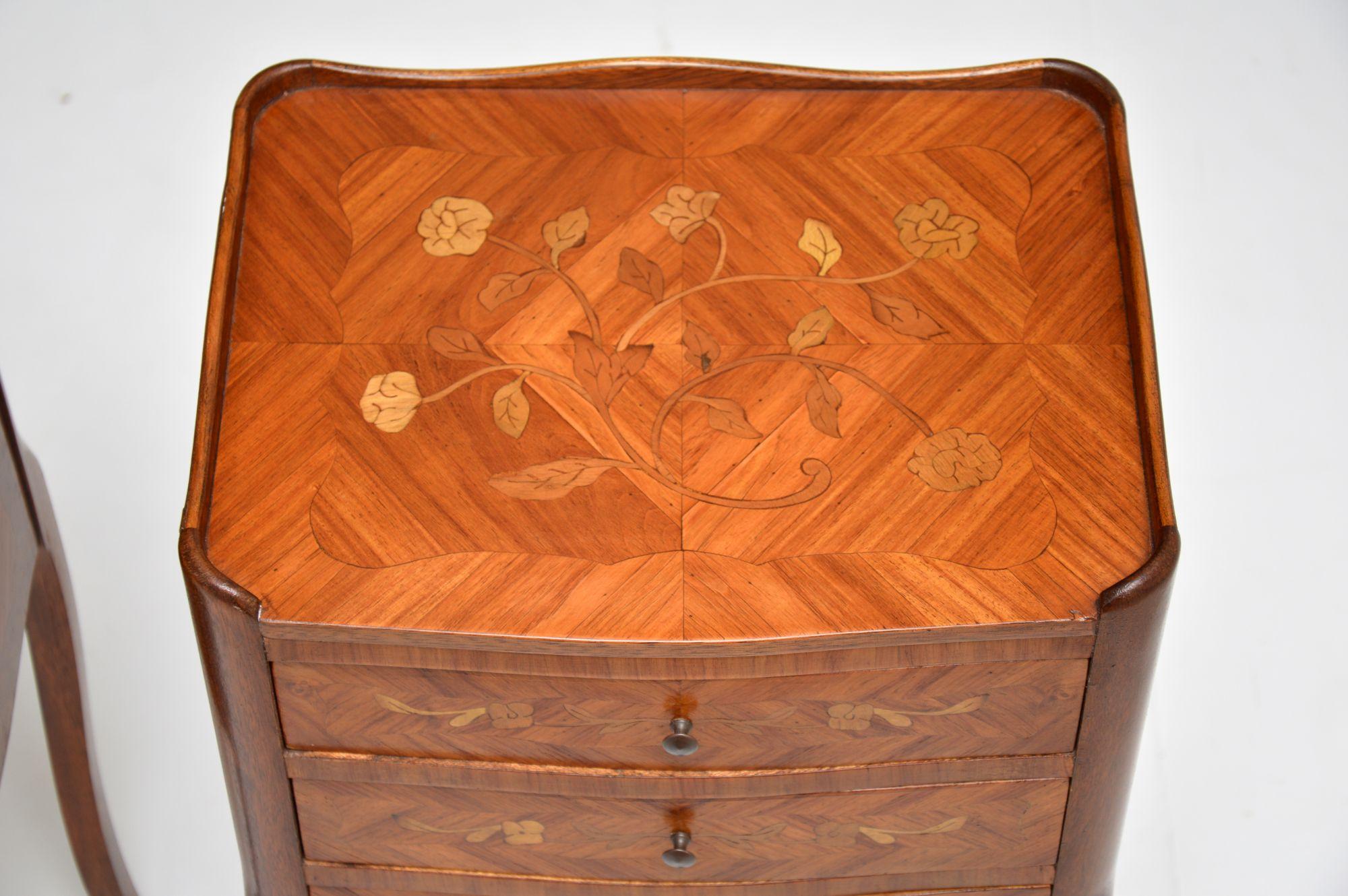 Paire de tables de chevet anciennes en marqueterie française Bon état à London, GB
