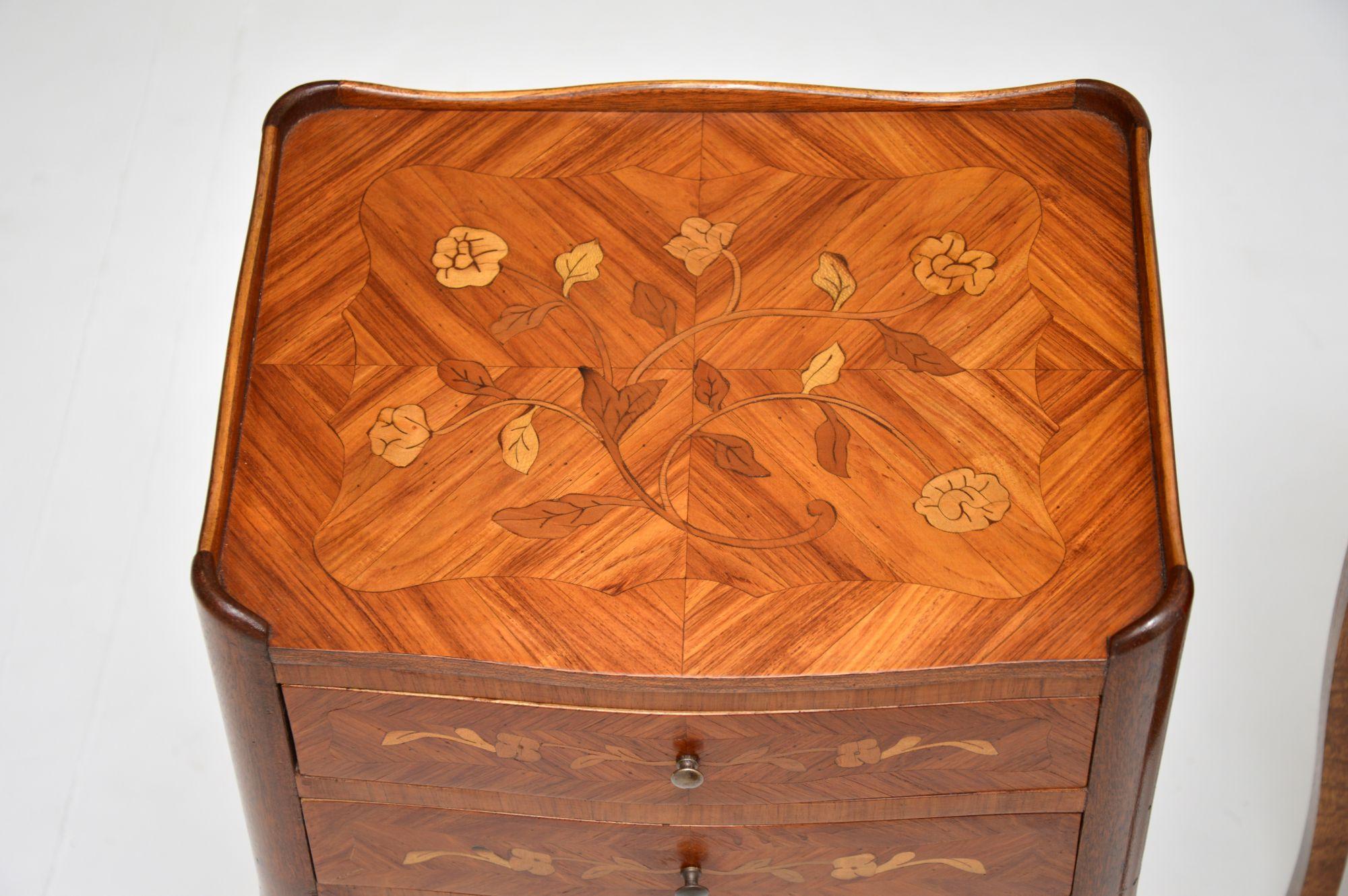 20ième siècle Paire de tables de chevet anciennes en marqueterie française