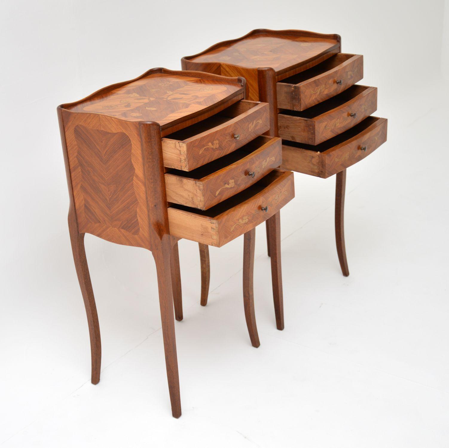 Bois de violette Paire de tables de chevet anciennes en marqueterie française