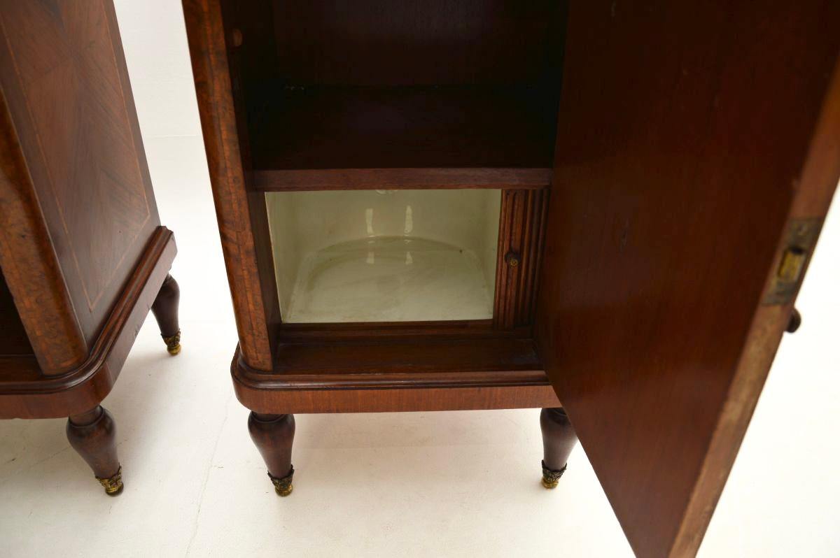 Francese Coppia di comodini francesi intarsiati in noce con piano in marmo in vendita