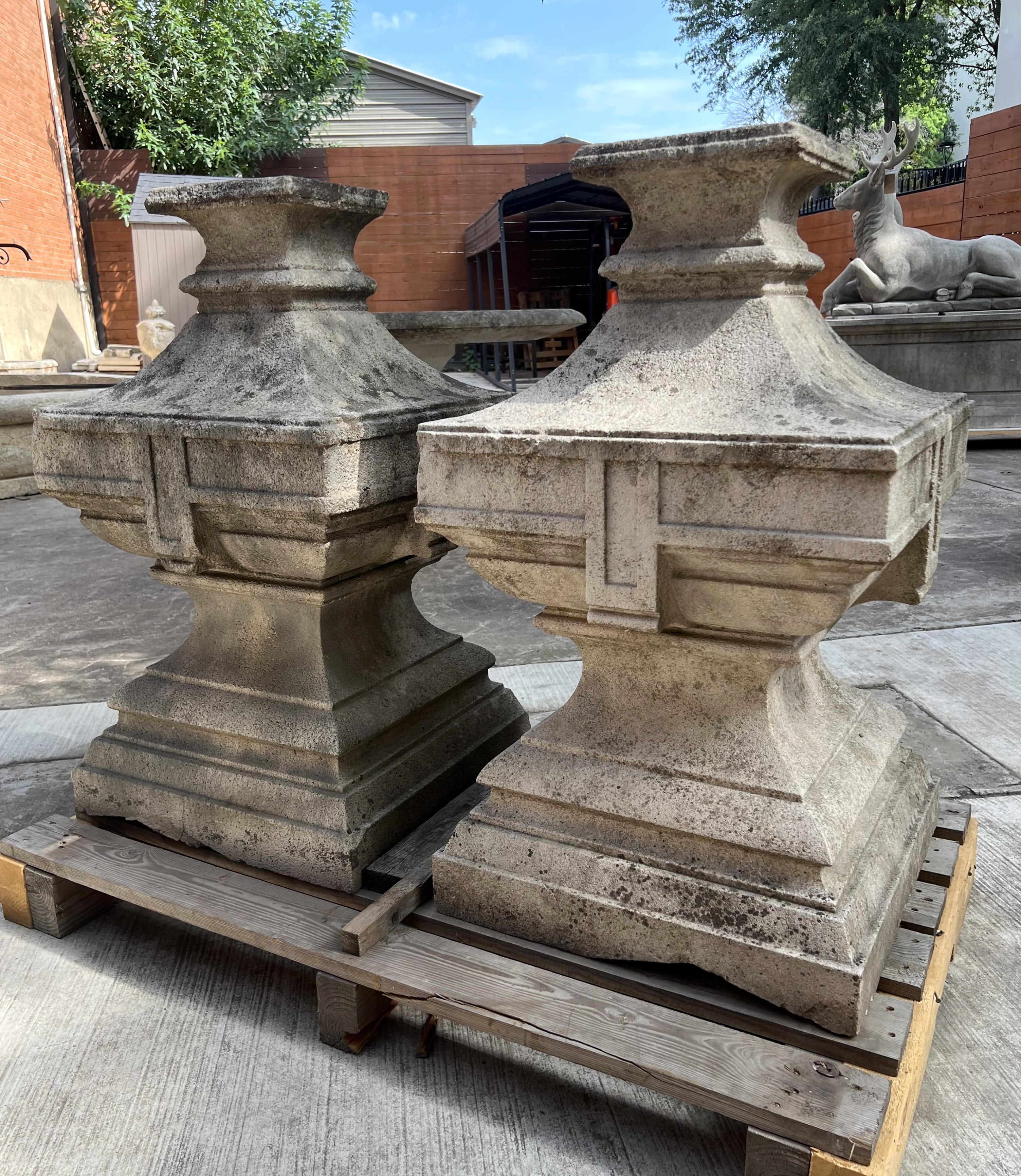Coppia di terminali d'ingresso in pietra calcarea francese, CIRCA 1850 In condizioni buone in vendita a Dallas, TX