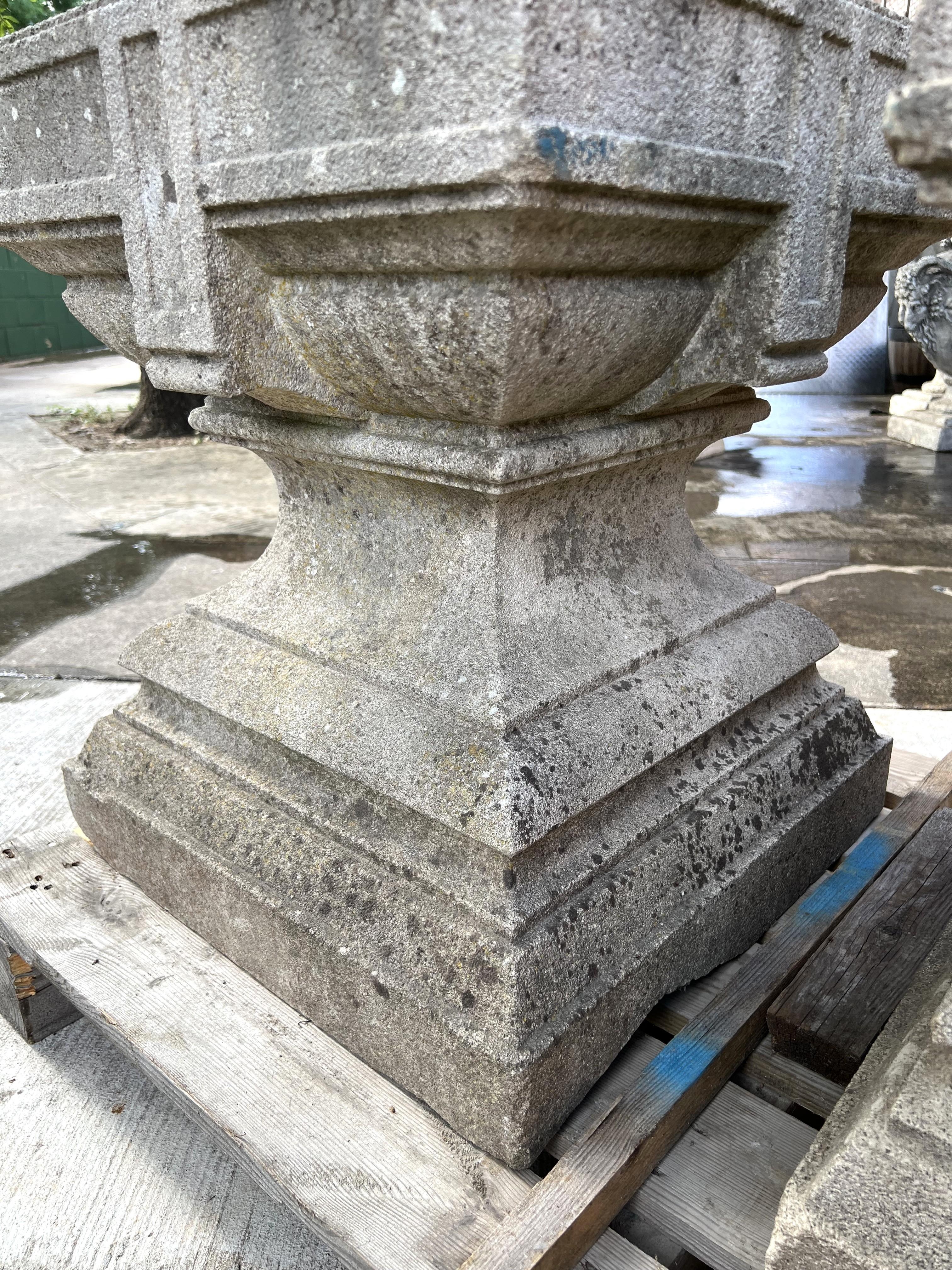 Pietra Coppia di terminali d'ingresso in pietra calcarea francese, CIRCA 1850 in vendita