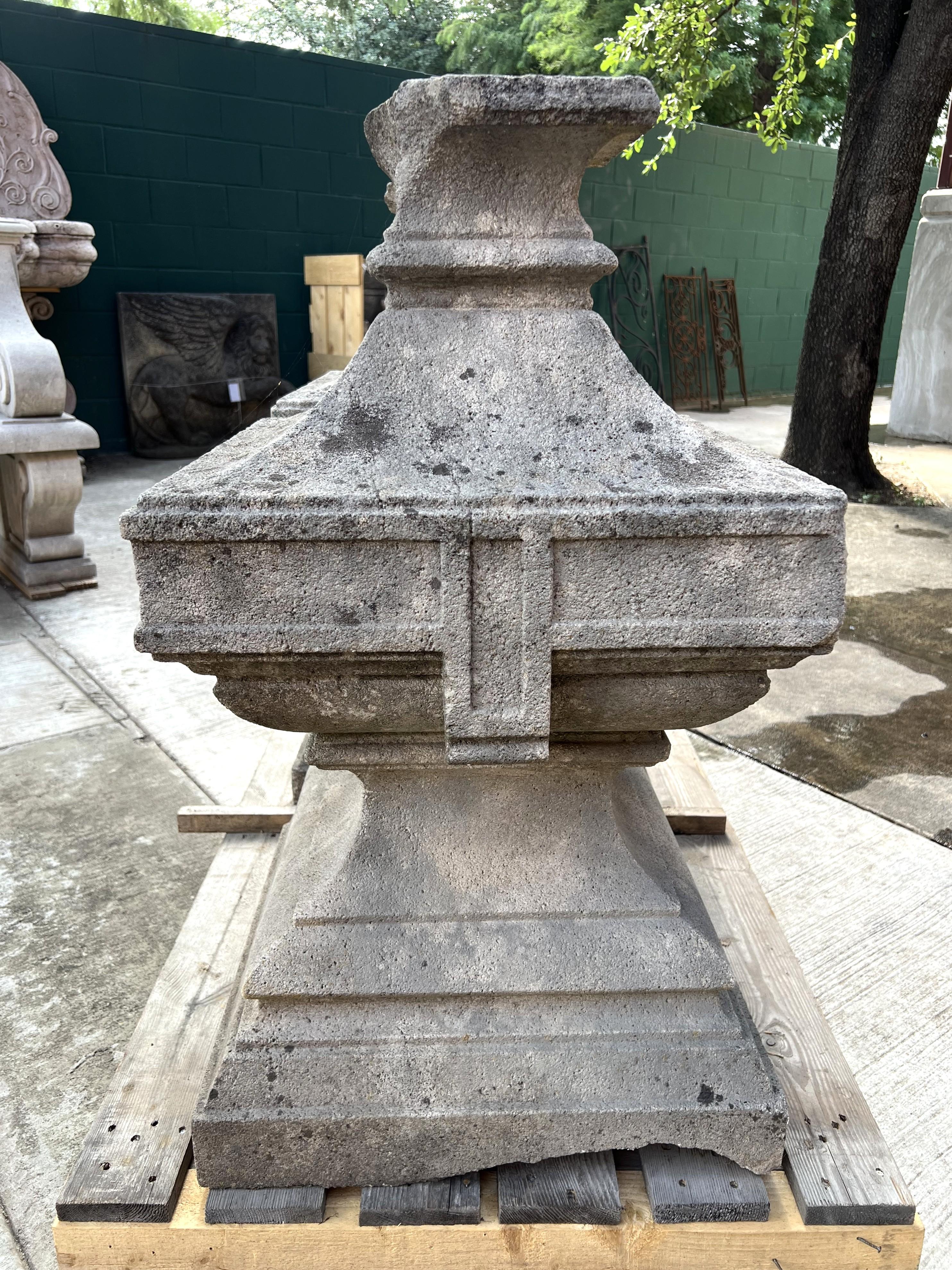 Coppia di terminali d'ingresso in pietra calcarea francese, CIRCA 1850 in vendita 2