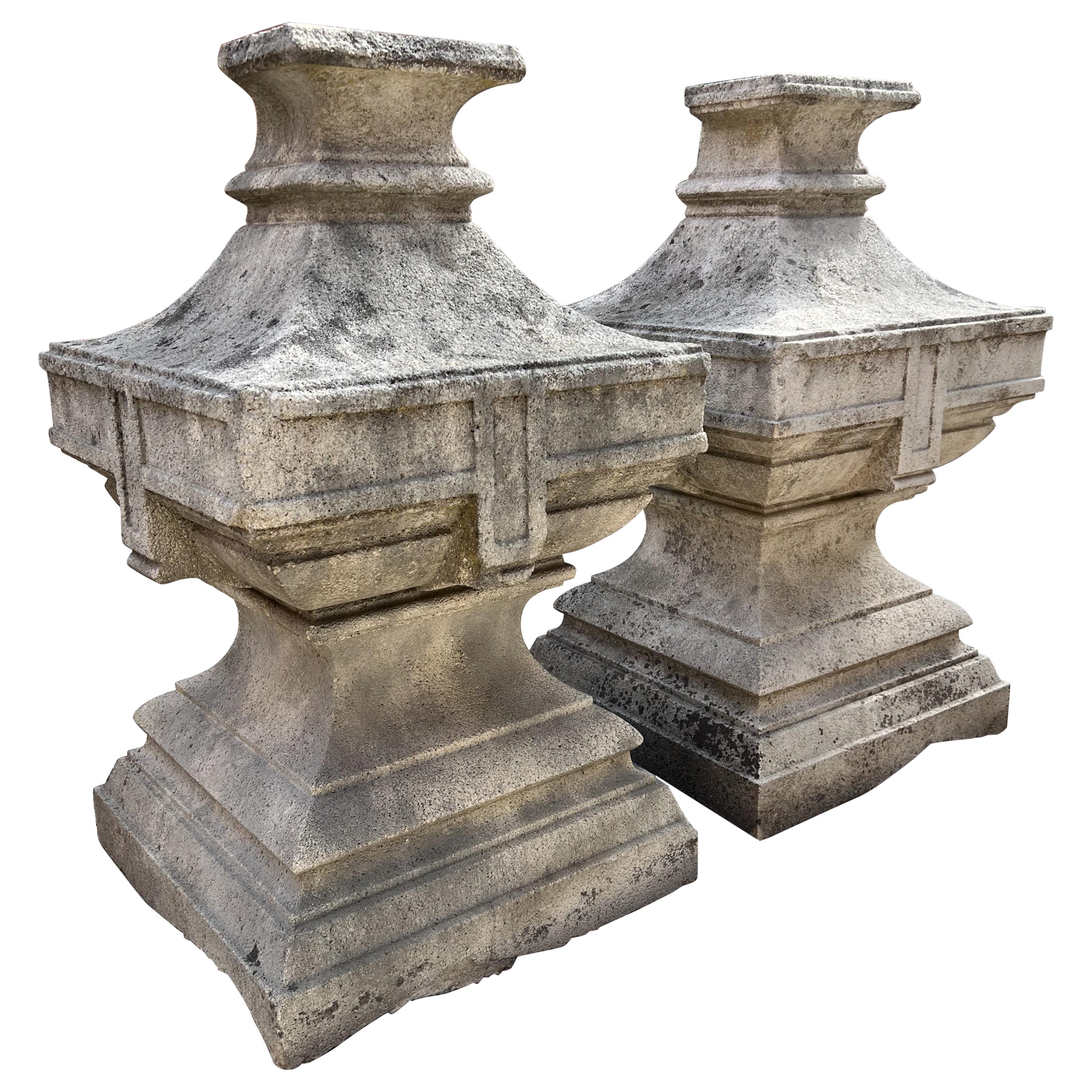 Coppia di terminali d'ingresso in pietra calcarea francese, CIRCA 1850 in vendita