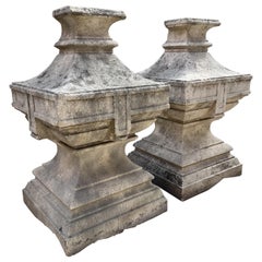 Coppia di terminali d'ingresso in pietra calcarea francese, CIRCA 1850