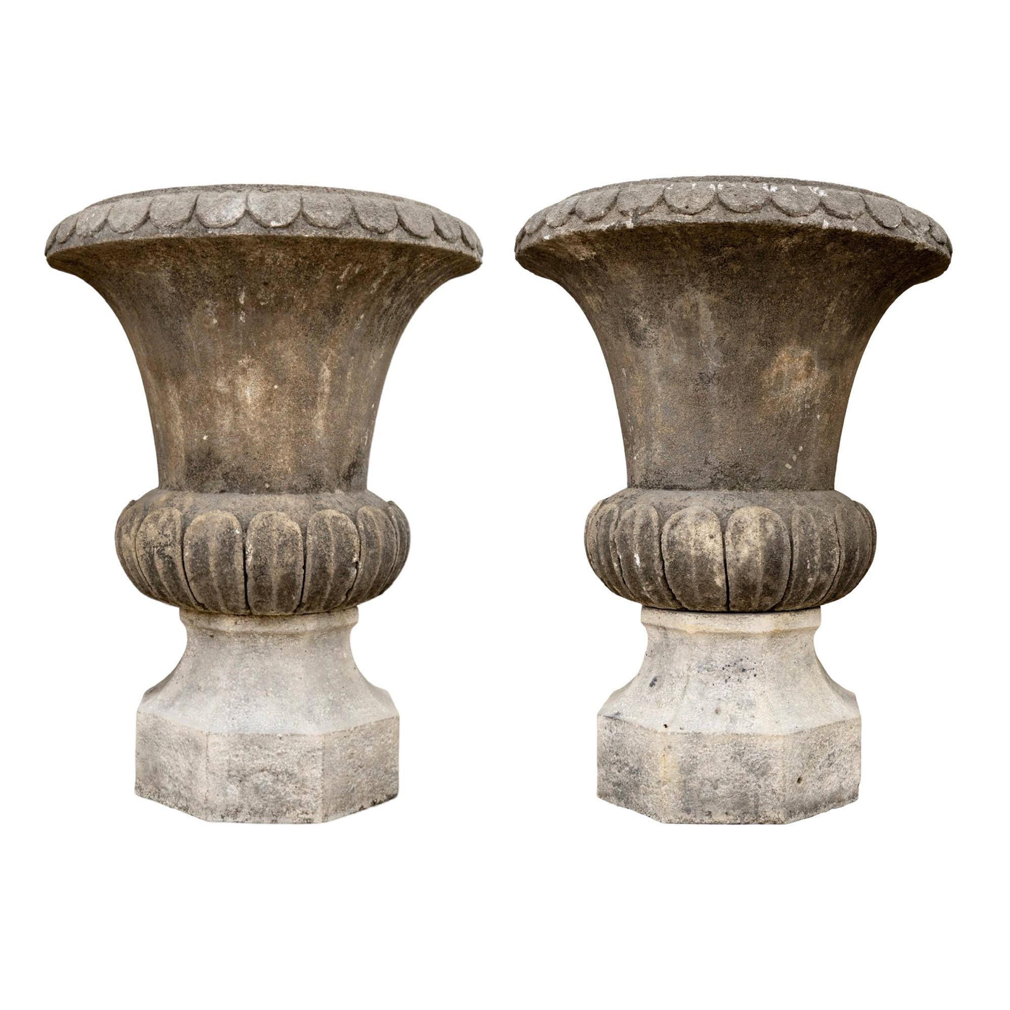 Améliorez votre jardin avec une paire de jardinières anciennes récupérées, fabriquées à partir de pierre calcaire française datant du début des années 1900. Ces récipients sculptés de manière complexe présentent des motifs uniques et des usures de