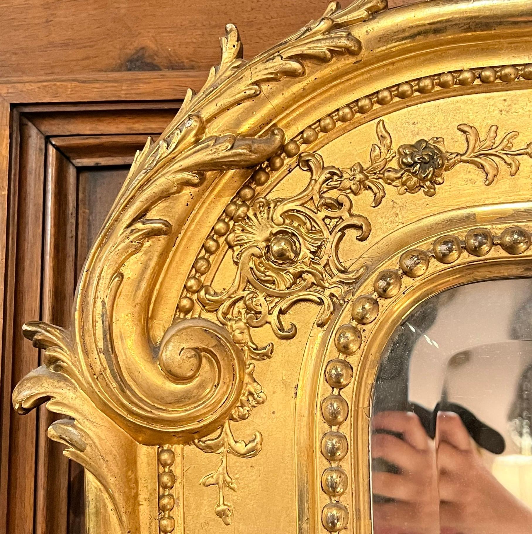 Français Paire de miroirs anciens de style Louis XV en bois sculpté et feuilles d'or, vers 1890. en vente