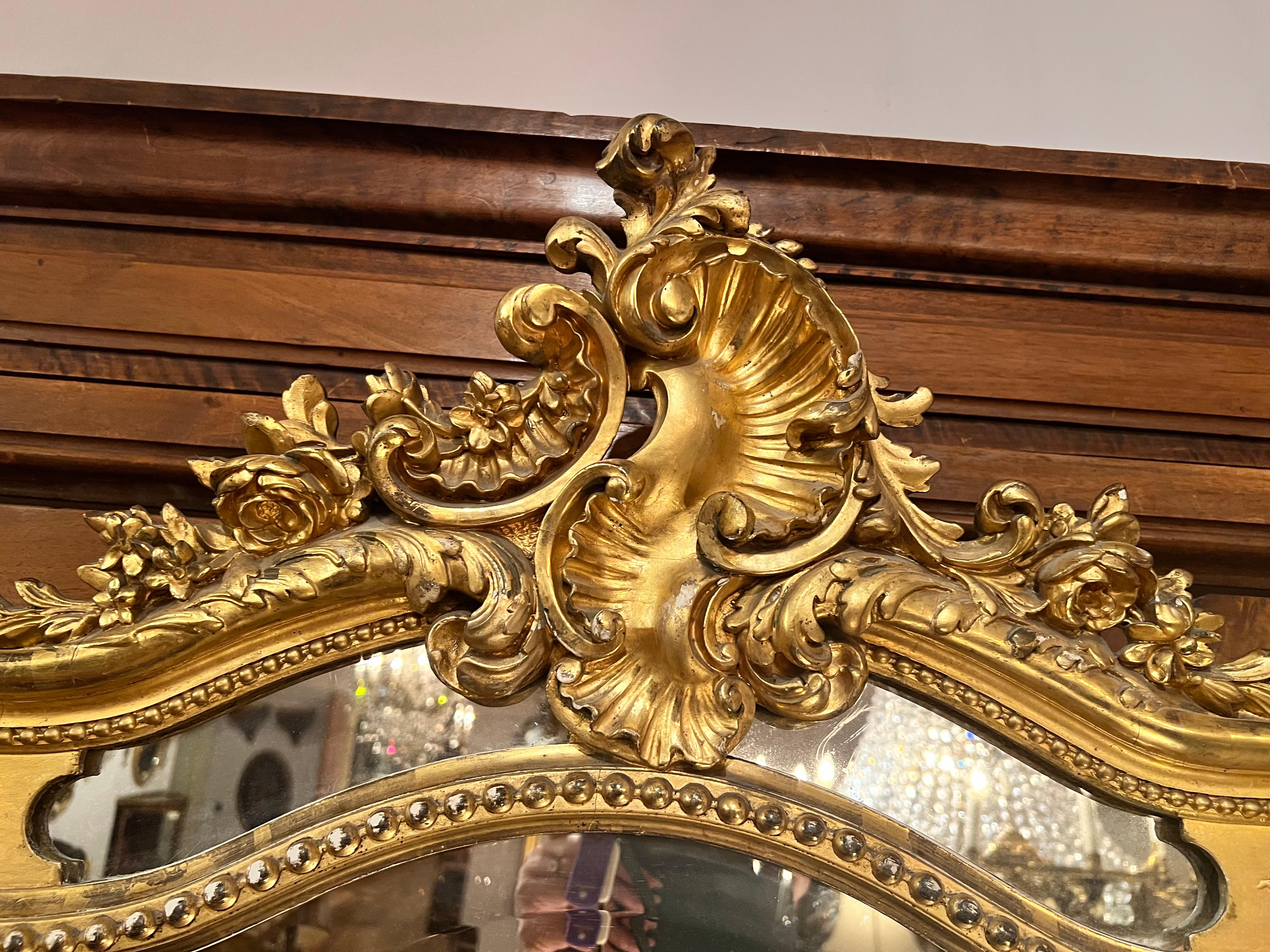 Paire de miroirs anciens de style Louis XV en bois sculpté et feuilles d'or, vers 1890. Bon état - En vente à New Orleans, LA