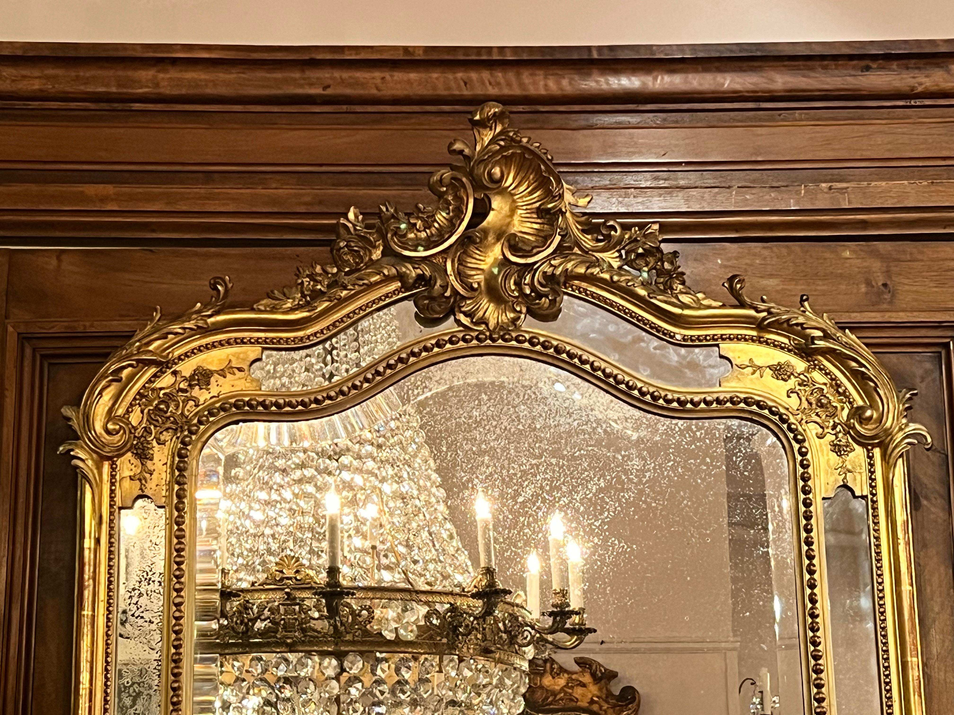 XIXe siècle Paire de miroirs anciens de style Louis XV en bois sculpté et feuilles d'or, vers 1890. en vente
