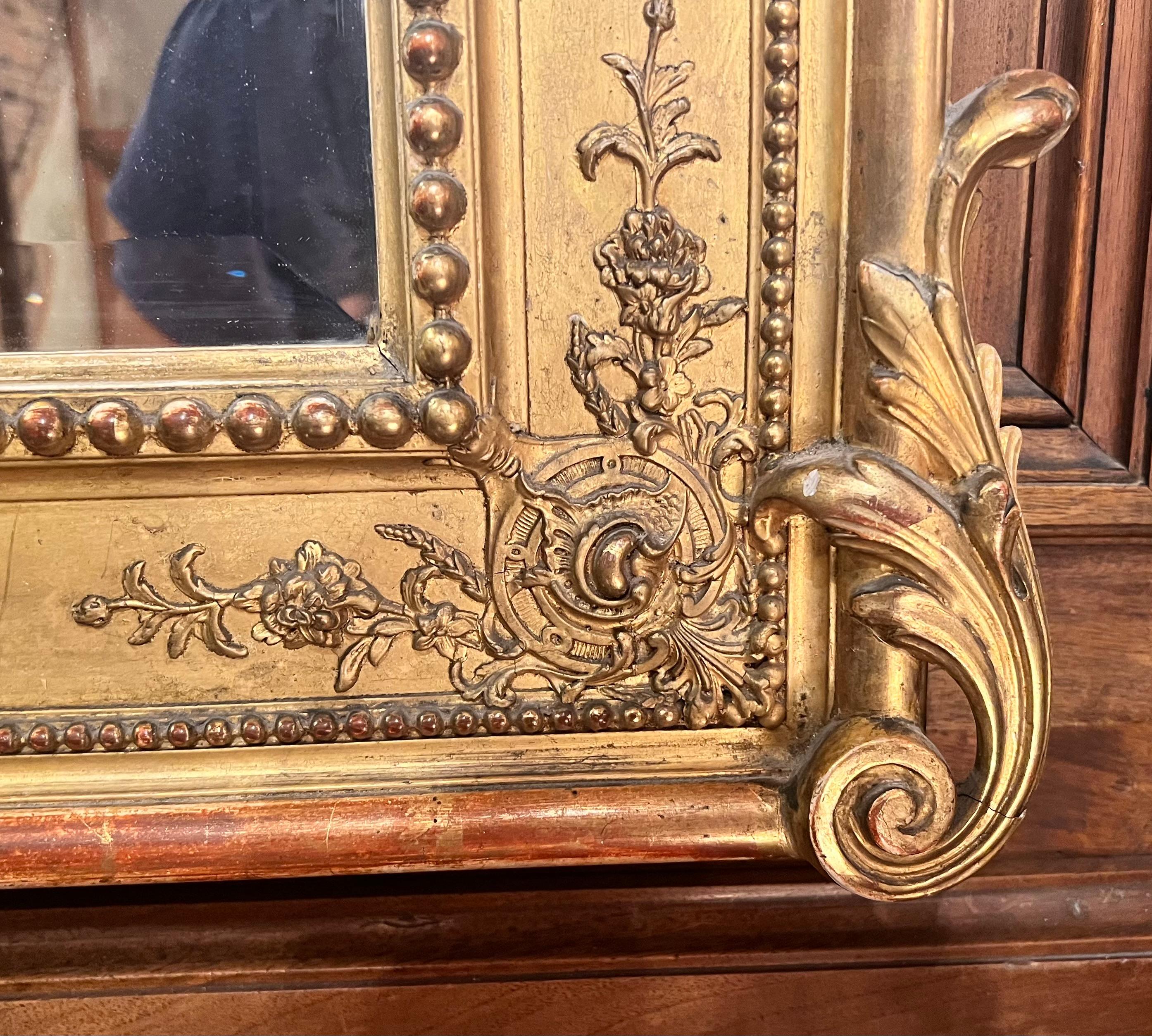 Feuille d'or Paire de miroirs anciens de style Louis XV en bois sculpté et feuilles d'or, vers 1890. en vente