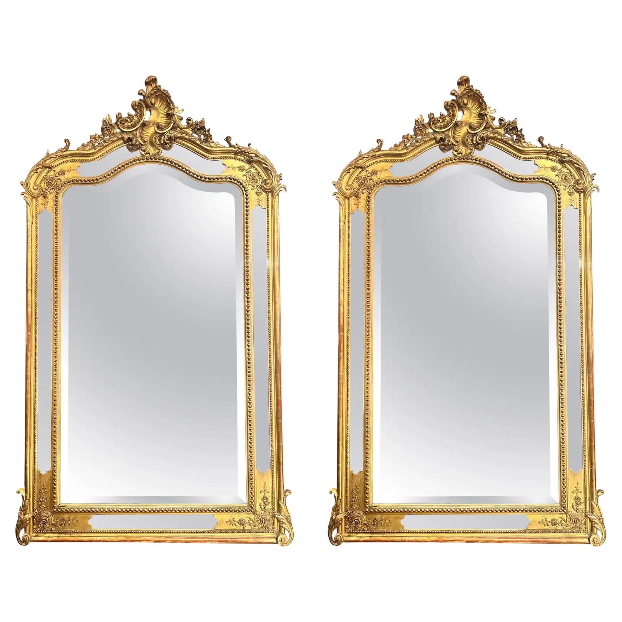 Paire de miroirs anciens de style Louis XV en bois sculpté et feuilles d'or, vers 1890. en vente