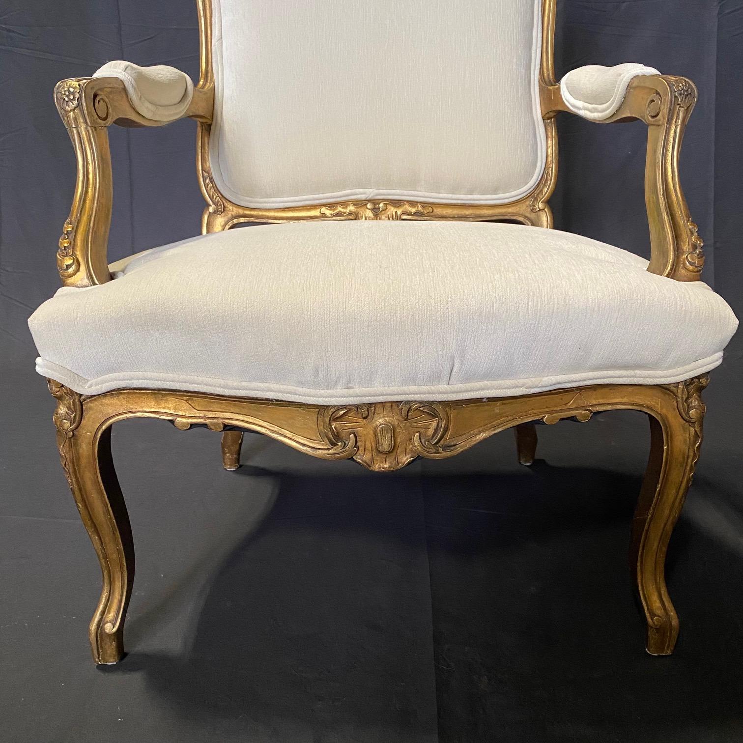 Velours  Paire d'anciens fauteuils Louis XV français dorés  en vente