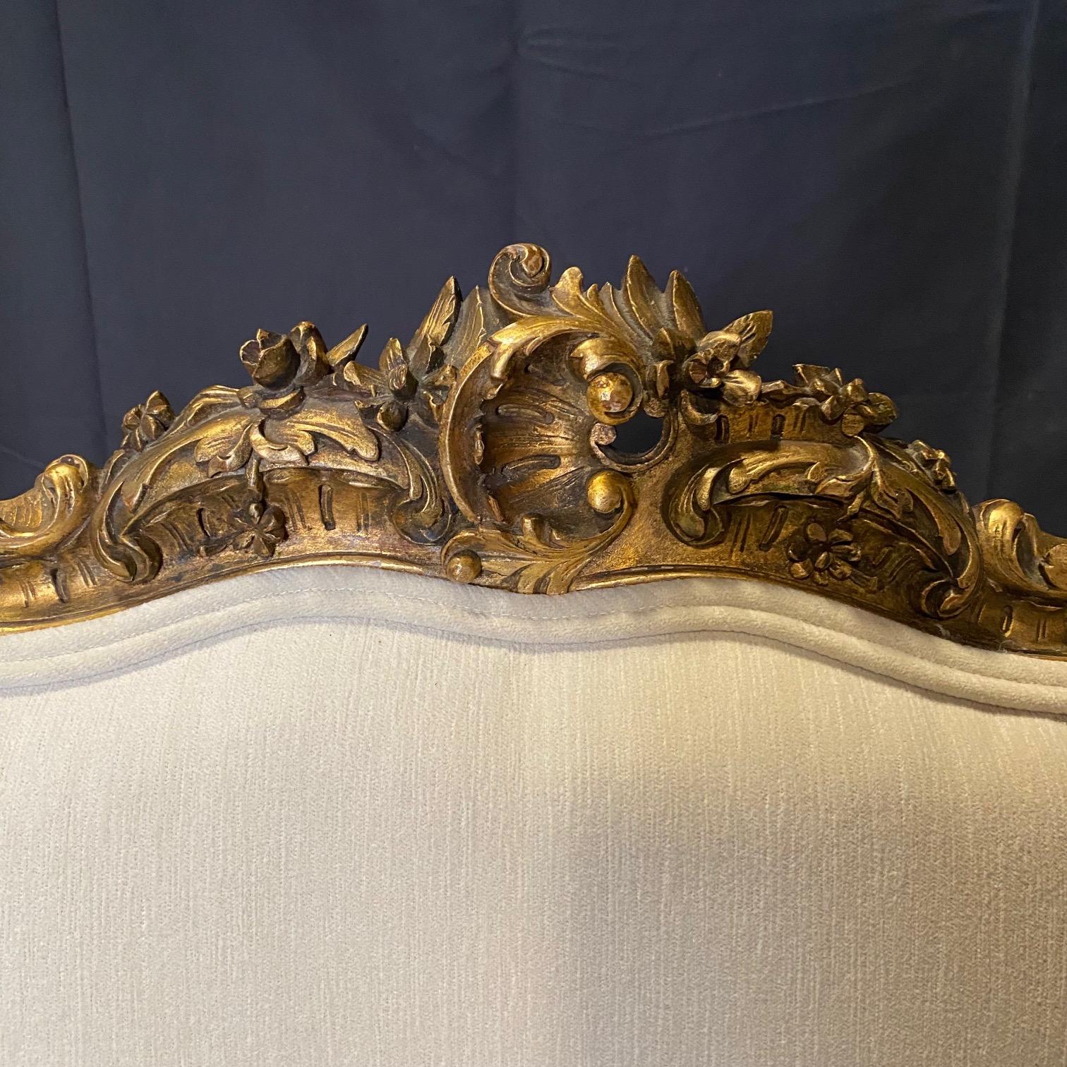  Paire d'anciens fauteuils Louis XV français dorés  en vente 1
