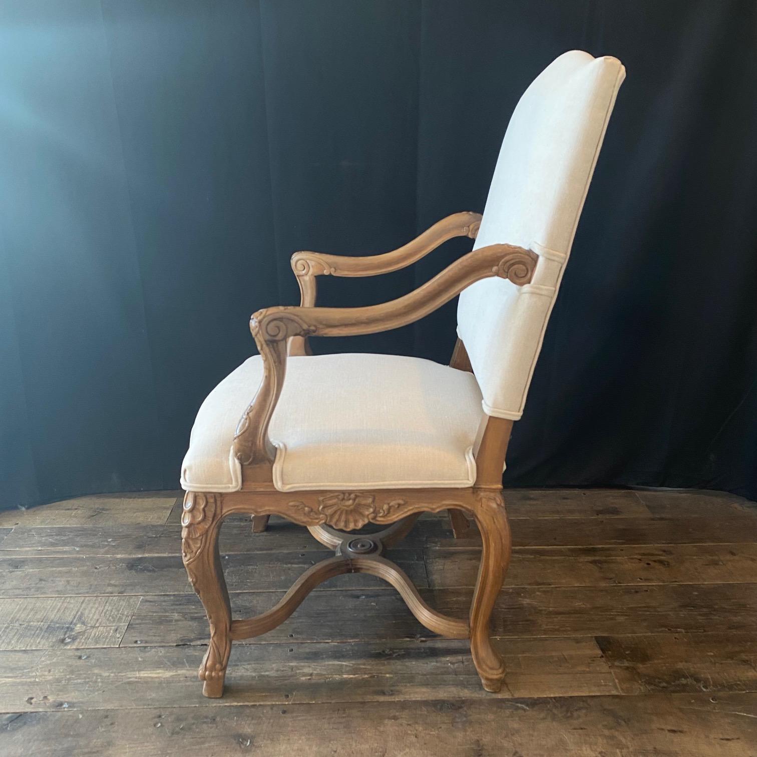 Paire d'anciens fauteuils ou fauteuils Louis XV français  en vente 1