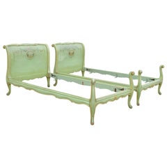 Paar antike französische Louis XV grün Distress gemalt europäischen Twin Bett Frames