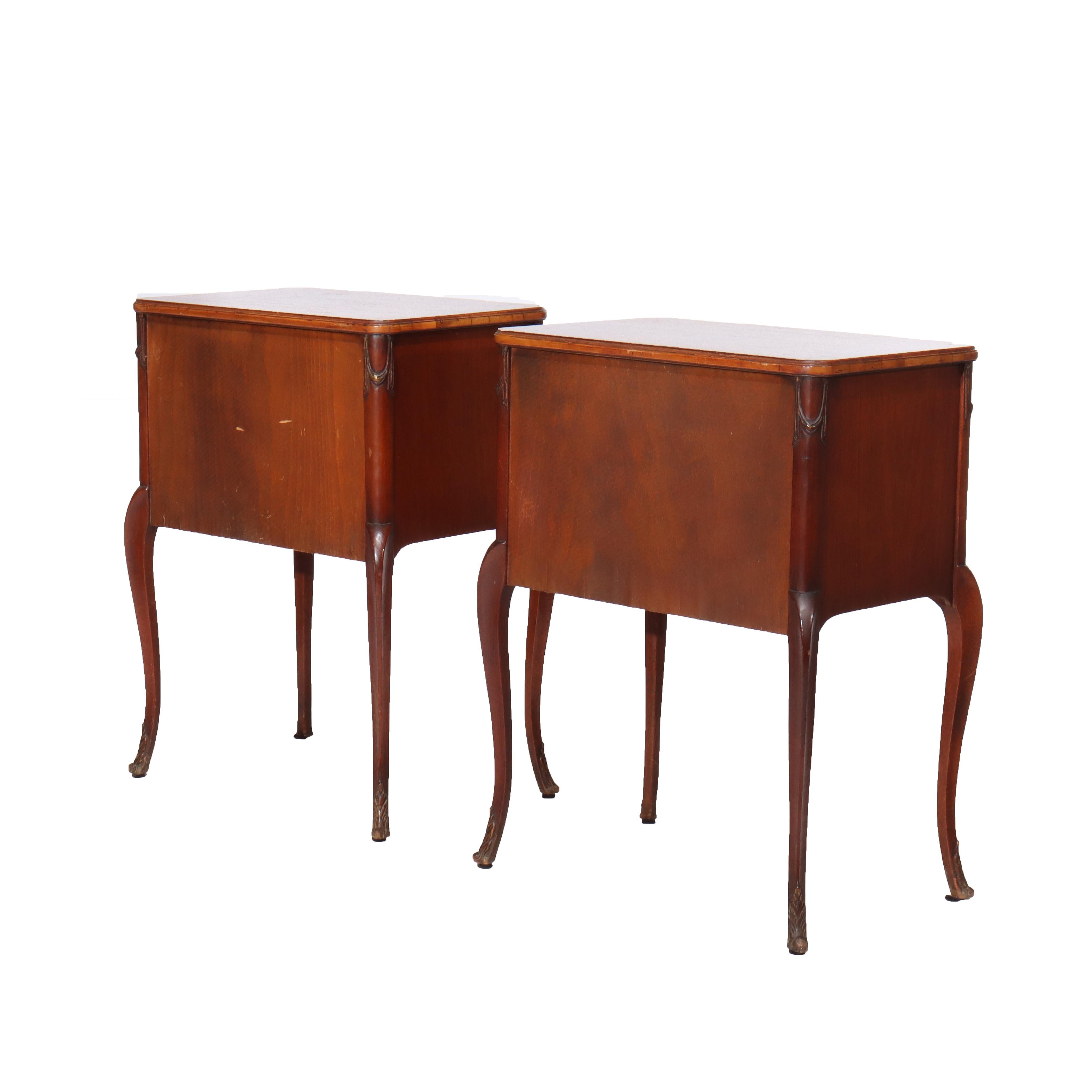 Paire d'anciens pupitres à 2 tiroirs en acajou et bois de satin marqueté de style Louis XV français en vente 5