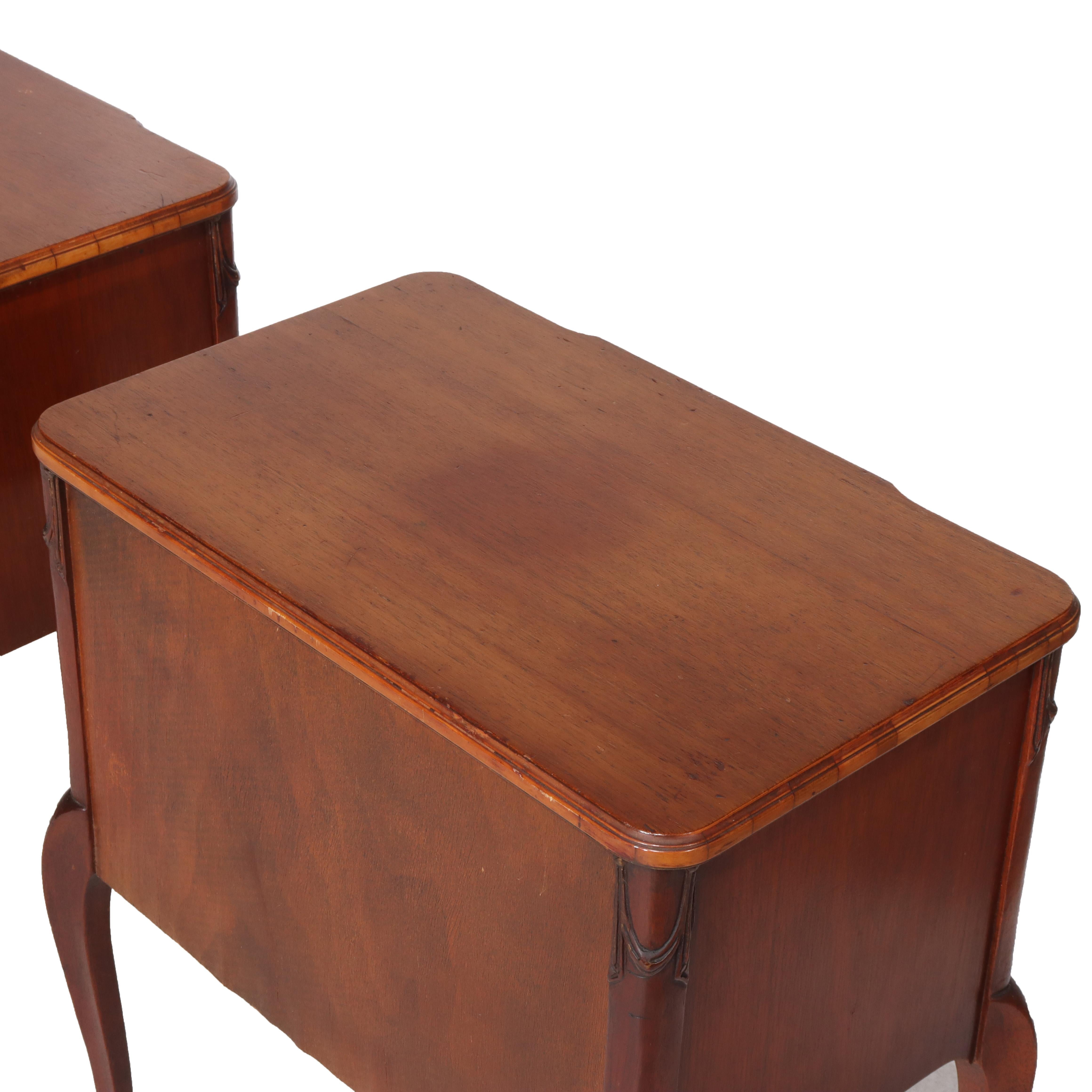 Paire d'anciens pupitres à 2 tiroirs en acajou et bois de satin marqueté de style Louis XV français en vente 6