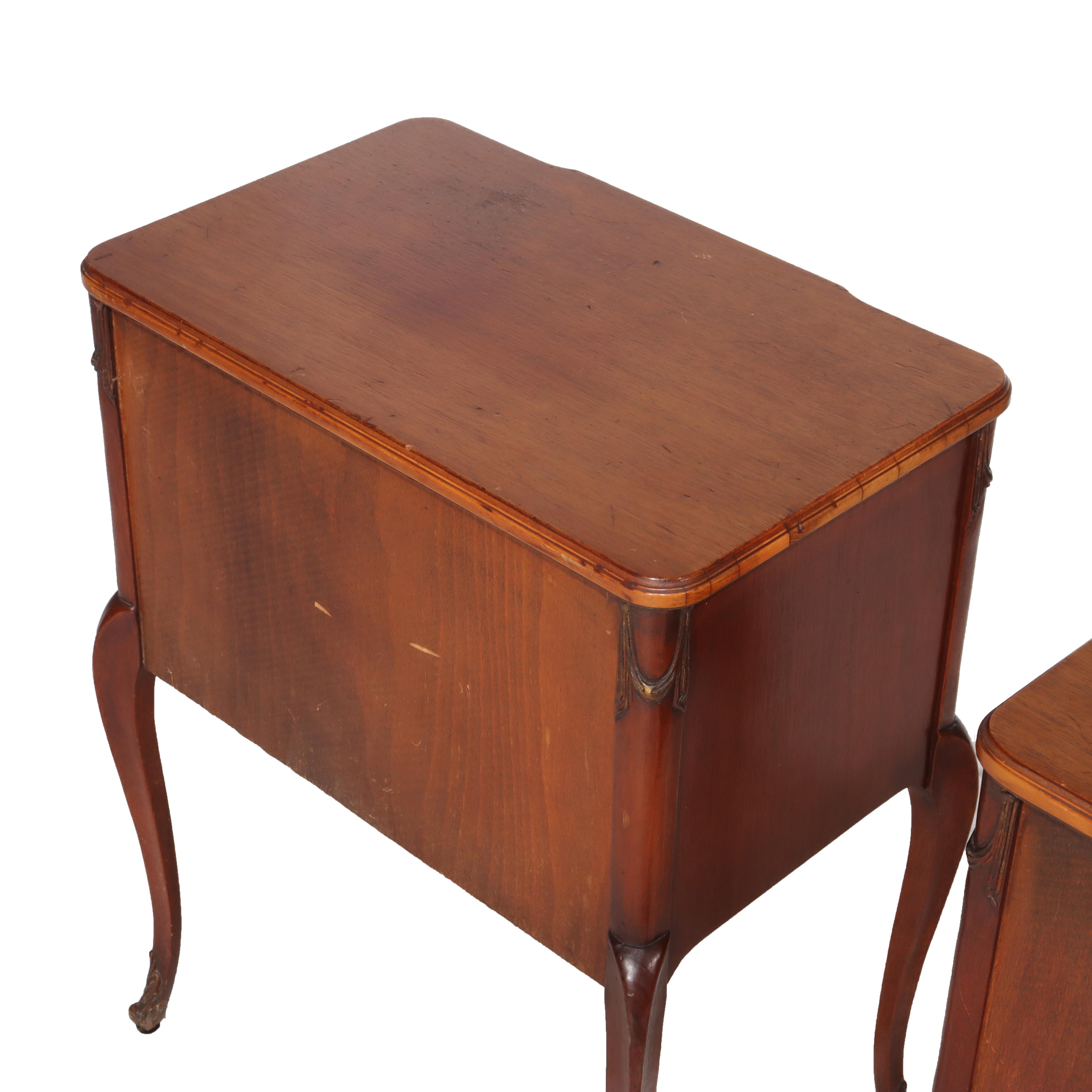 Paire d'anciens pupitres à 2 tiroirs en acajou et bois de satin marqueté de style Louis XV français en vente 7