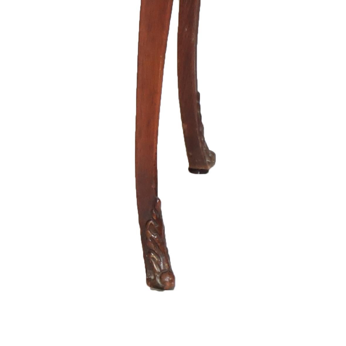 20ième siècle Paire d'anciens pupitres à 2 tiroirs en acajou et bois de satin marqueté de style Louis XV français en vente