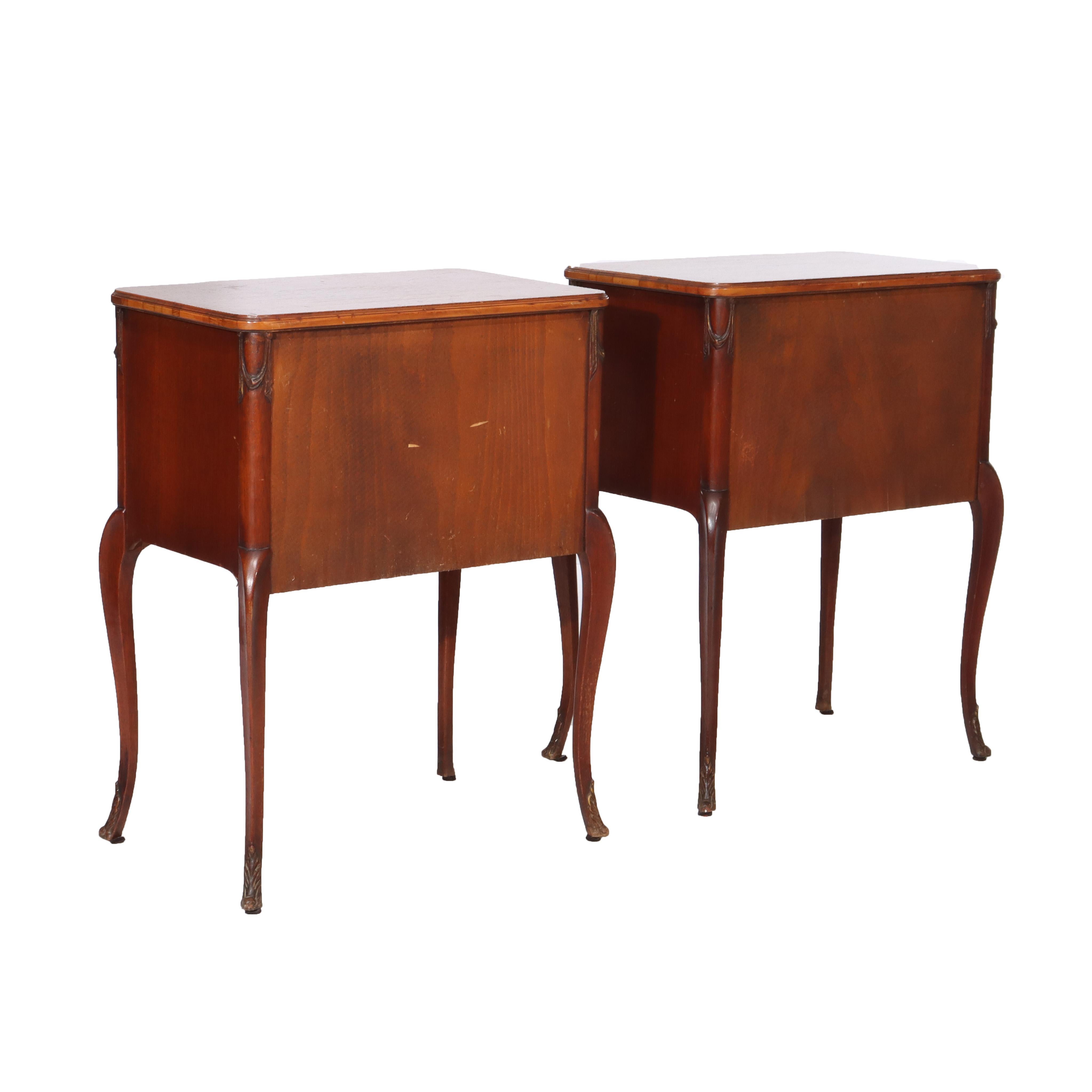 Paire d'anciens pupitres à 2 tiroirs en acajou et bois de satin marqueté de style Louis XV français en vente 4