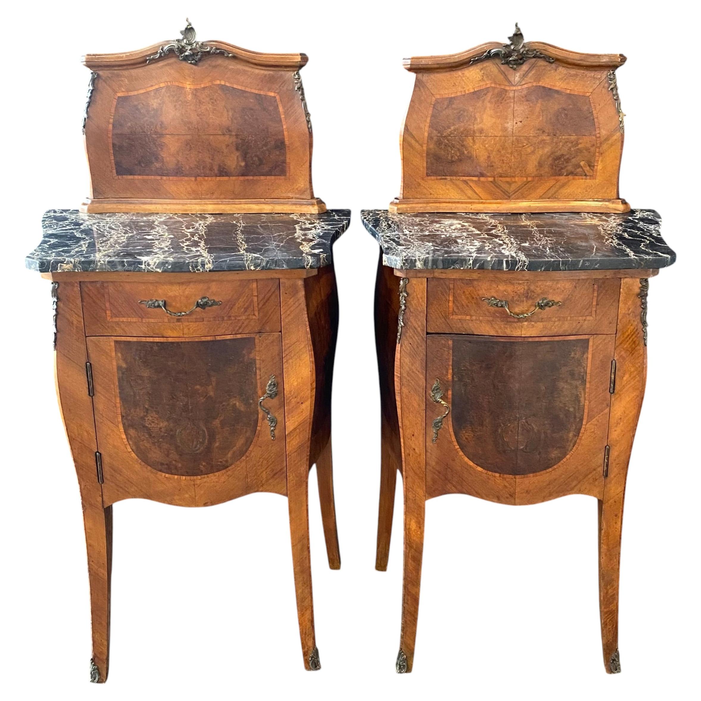 Par de mesitas de noche Antique French de estilo Luis XV con tapa de mármol