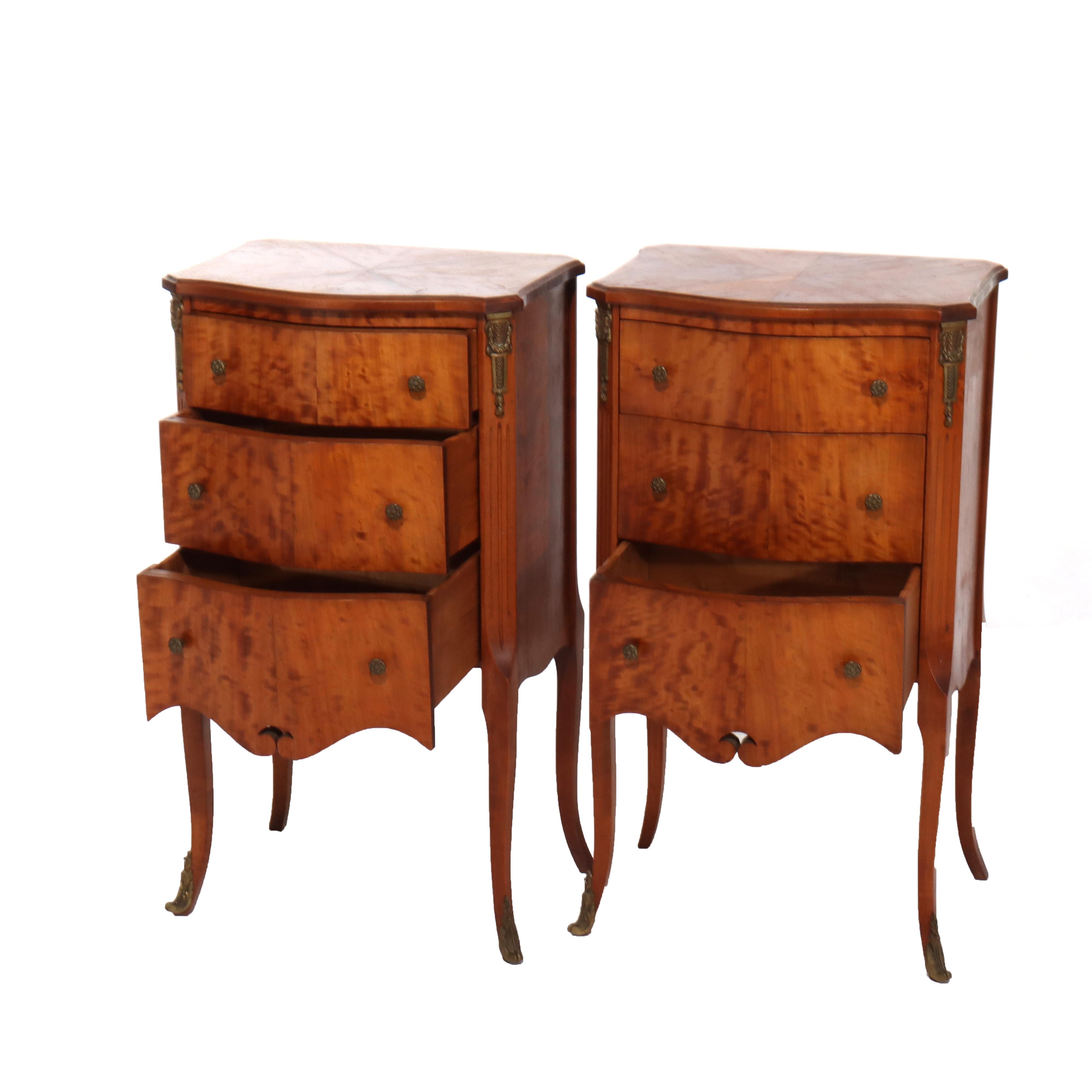 Coppia di antichi comodini francesi Luigi XV in legno satinato e ormolu a 3 cassetti del 1900 ca. In condizioni buone in vendita a Big Flats, NY
