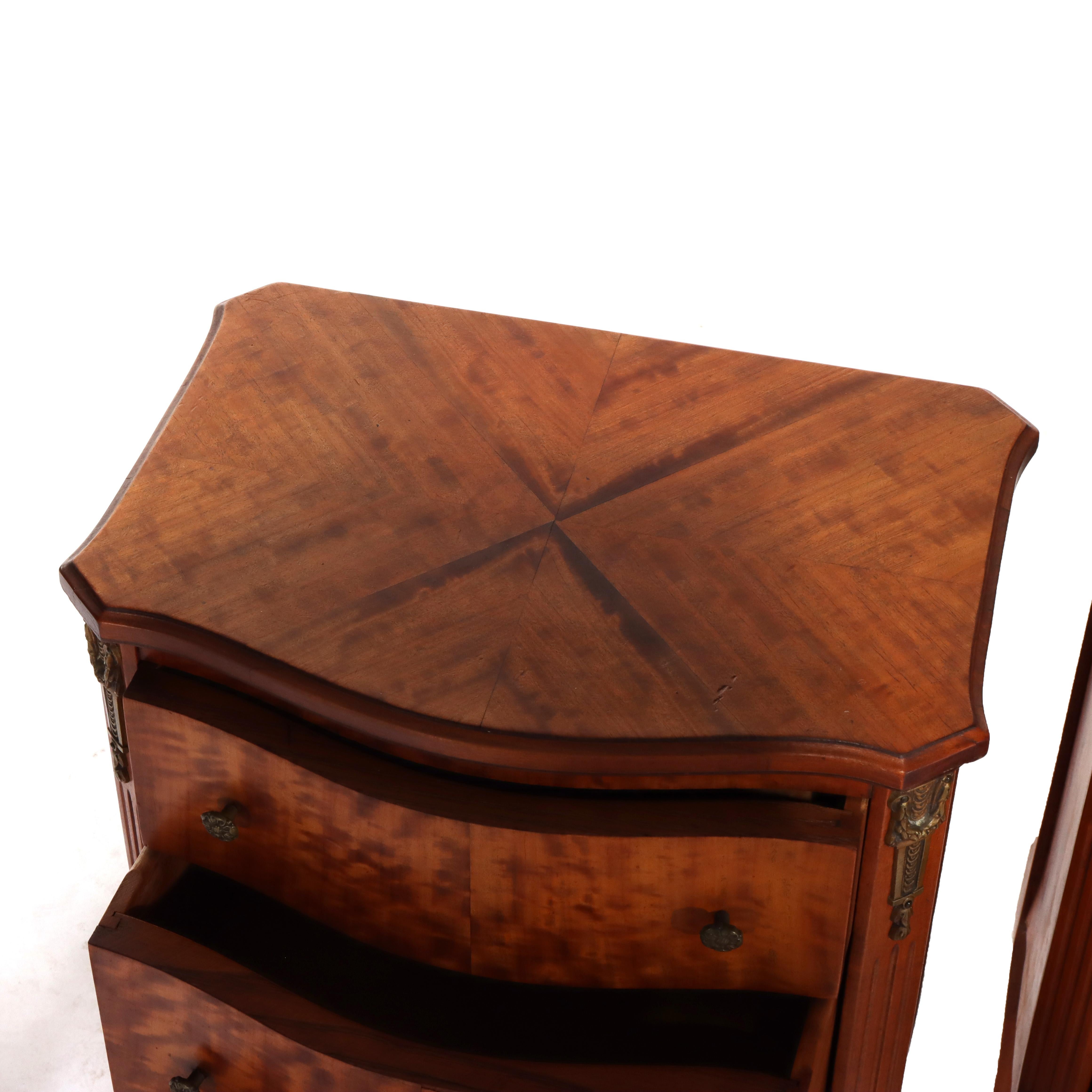 XX secolo Coppia di antichi comodini francesi Luigi XV in legno satinato e ormolu a 3 cassetti del 1900 ca. in vendita