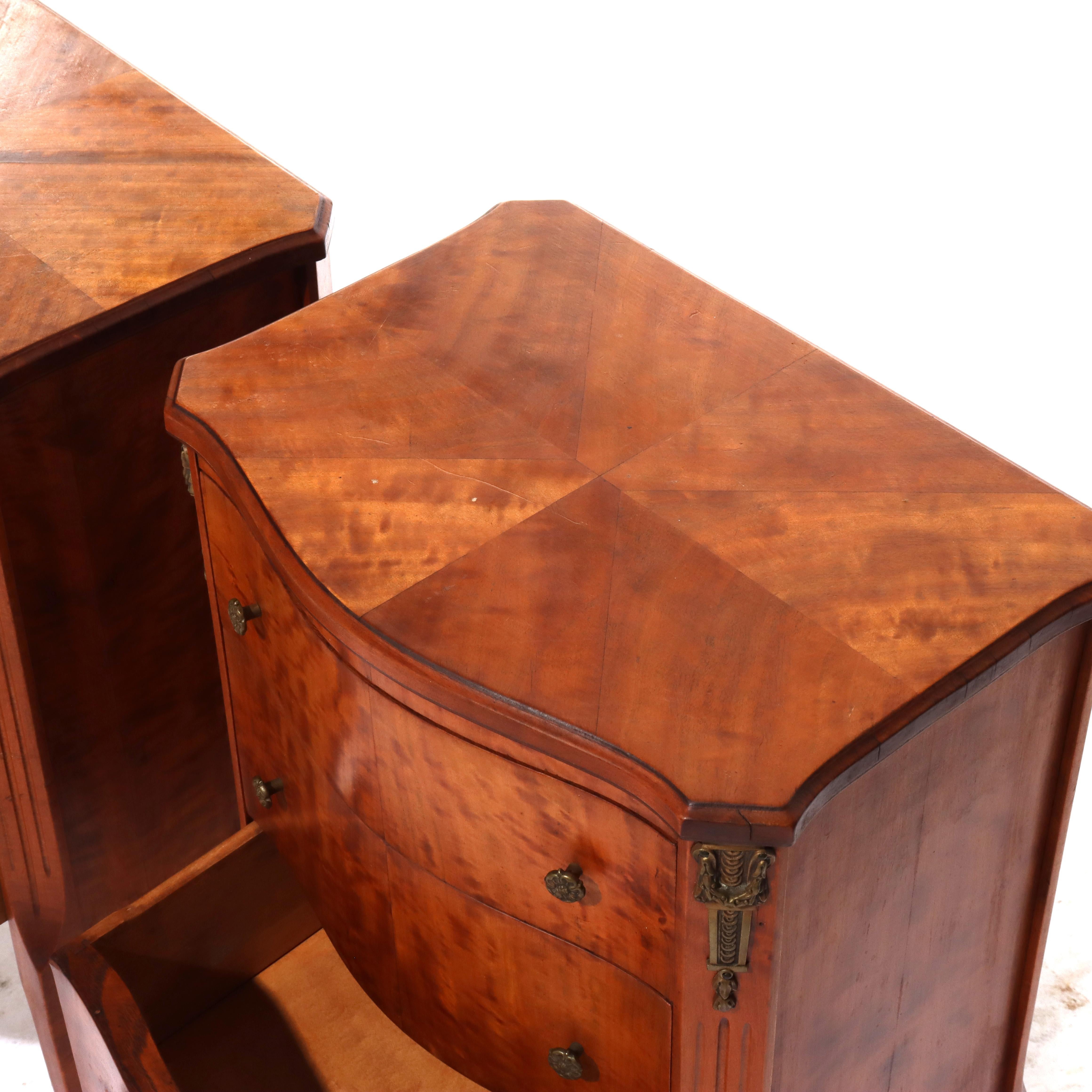 Legno di seta Coppia di antichi comodini francesi Luigi XV in legno satinato e ormolu a 3 cassetti del 1900 ca. in vendita