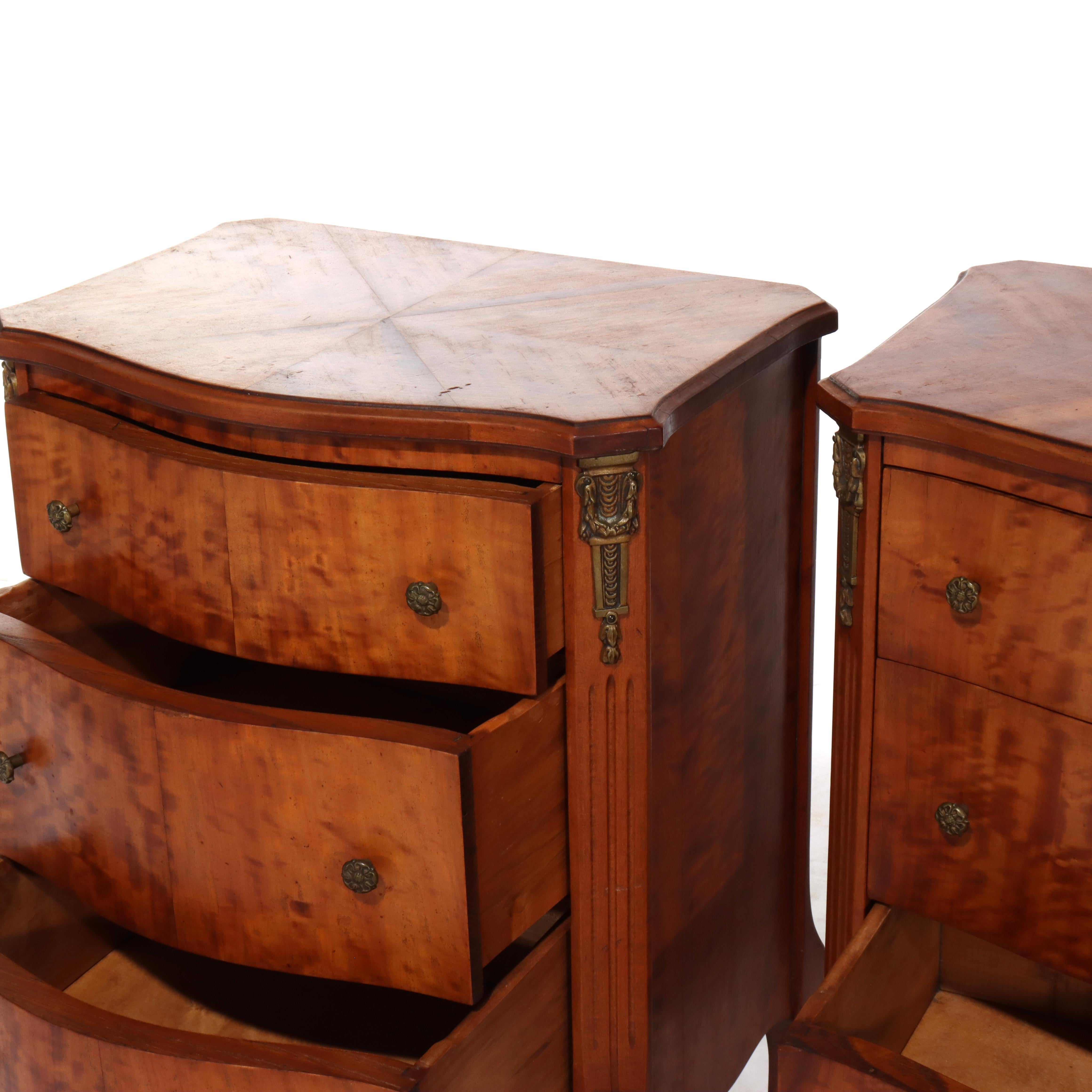 Coppia di antichi comodini francesi Luigi XV in legno satinato e ormolu a 3 cassetti del 1900 ca. in vendita 1