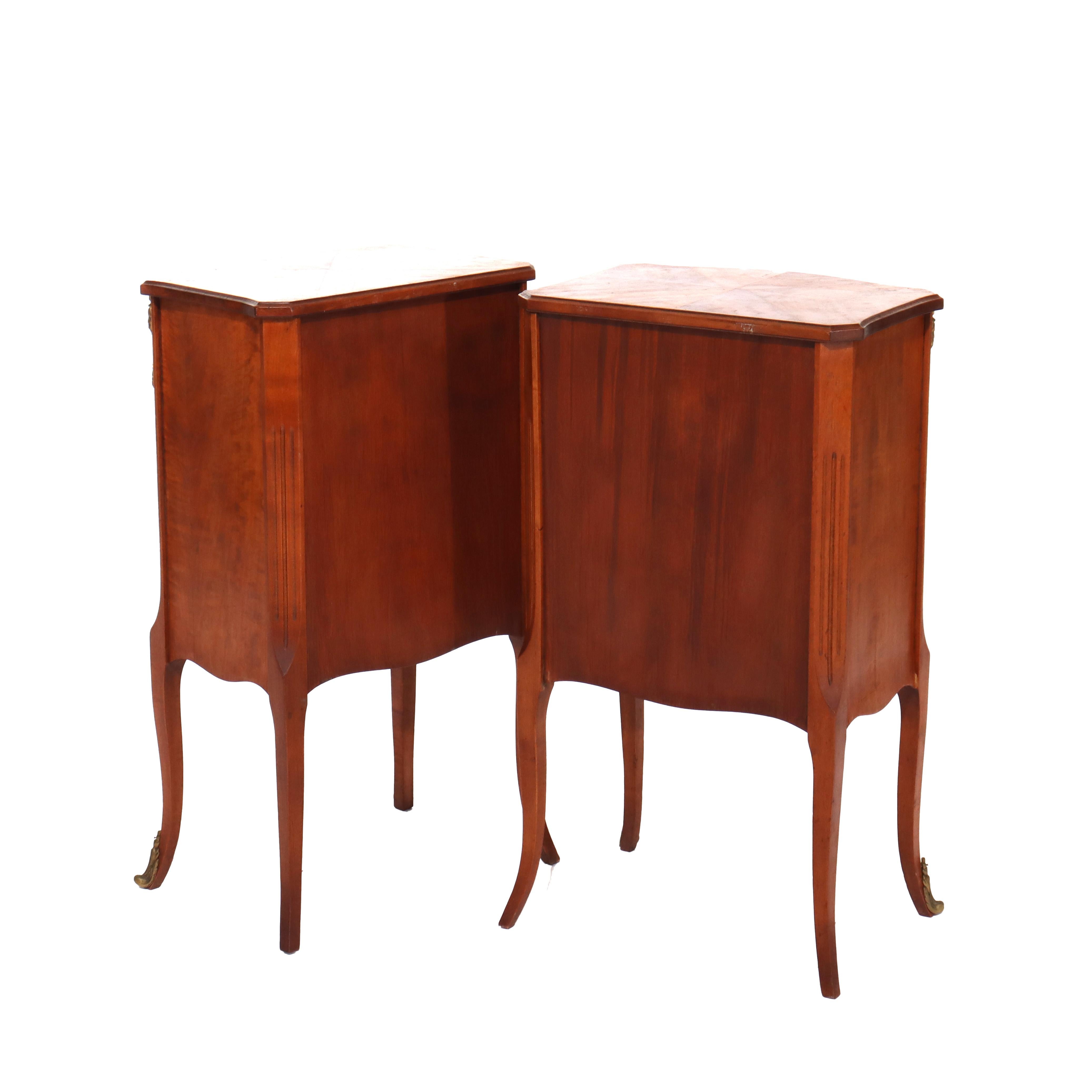 Coppia di antichi comodini francesi Luigi XV in legno satinato e ormolu a 3 cassetti del 1900 ca. in vendita 2