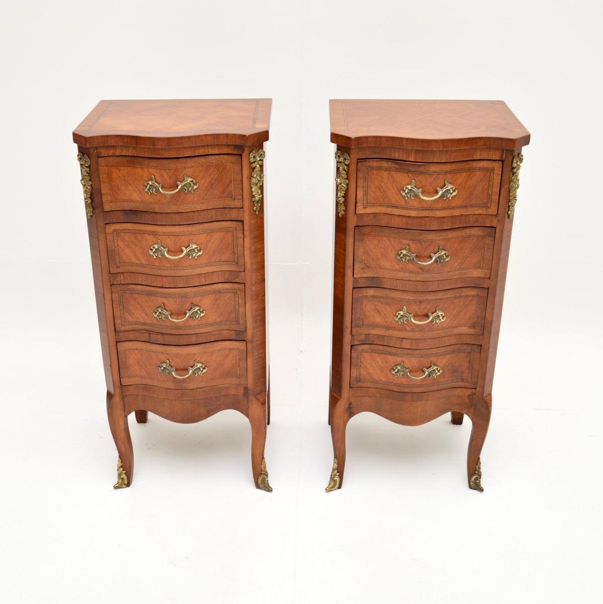 Una splendida coppia di antichi comodini francesi in stile Luigi XV, risalenti al periodo 1900-1910 circa.

Sono di qualità eccezionale e di dimensioni molto utili, con tanto di spazio per riporre le cose. Il legno ha acquisito un tono di colore e