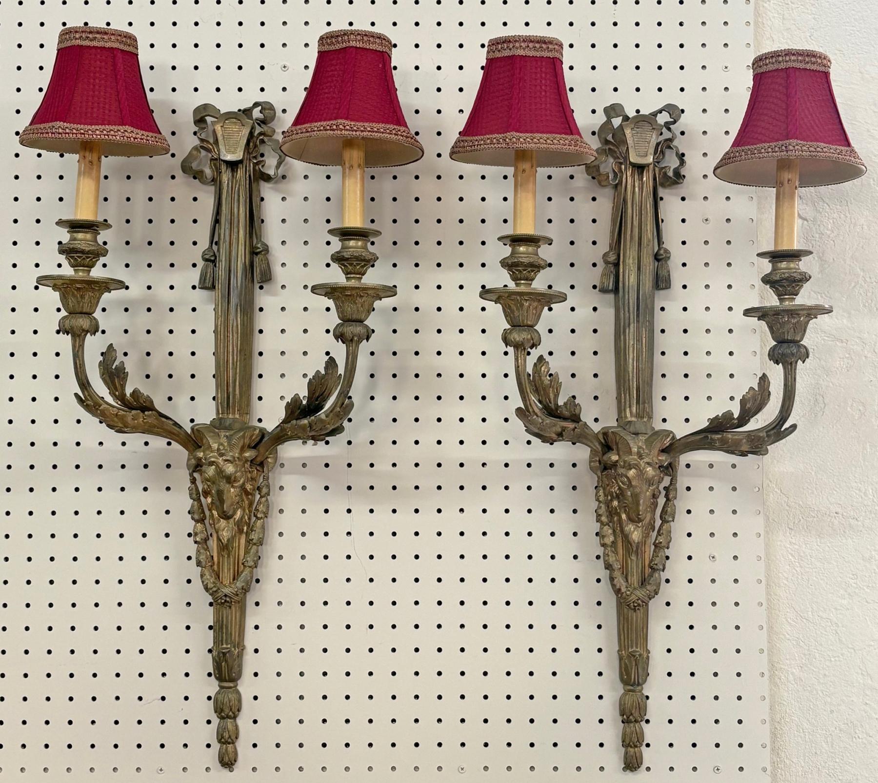 Paire d'appliques anciennes en bronze de style Louis XV attribuées à Delafontaine en vente 4