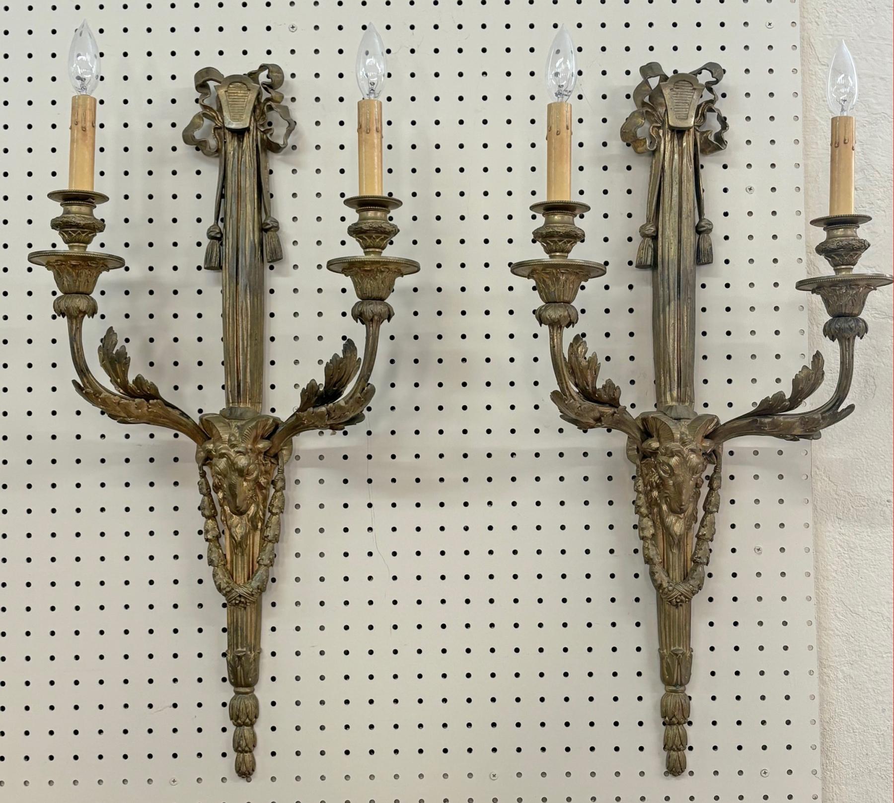 Paire d'appliques anciennes en bronze de style Louis XV attribuées à Delafontaine en vente 5