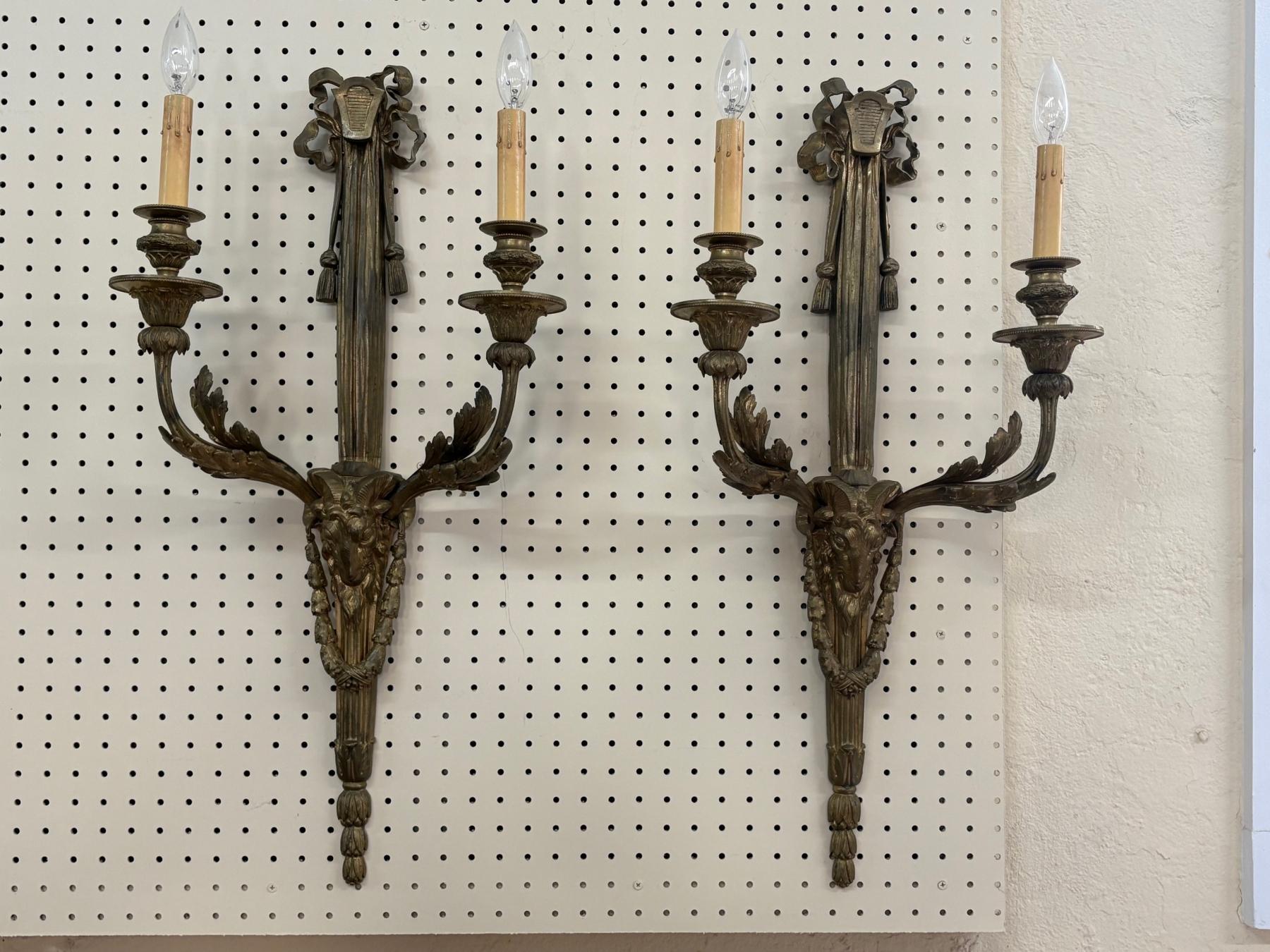 Paire d'appliques anciennes en bronze de style Louis XV attribuées à Delafontaine en vente 6