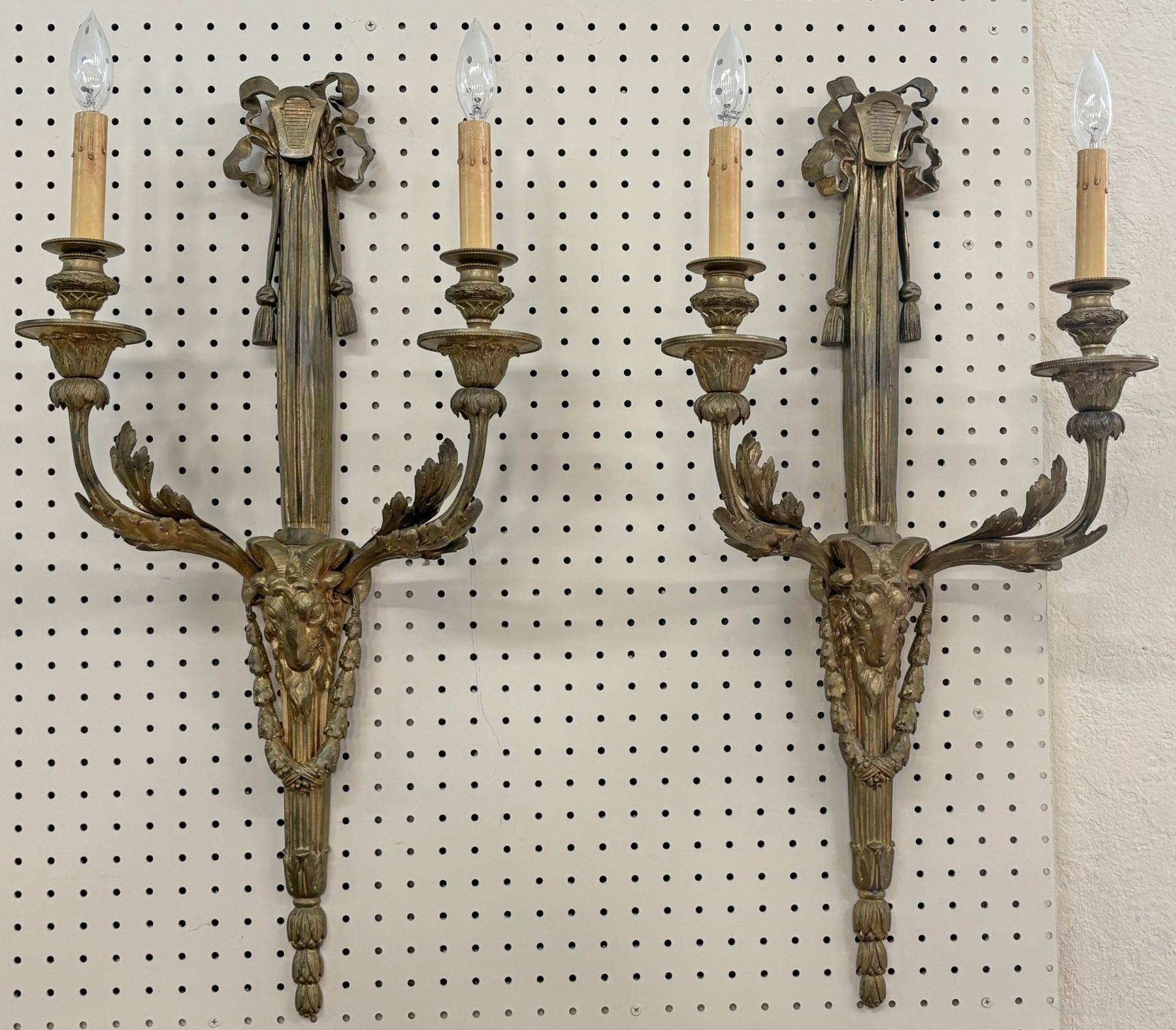 Paire d'appliques anciennes en bronze de style Louis XV attribuées à Delafontaine en vente 7