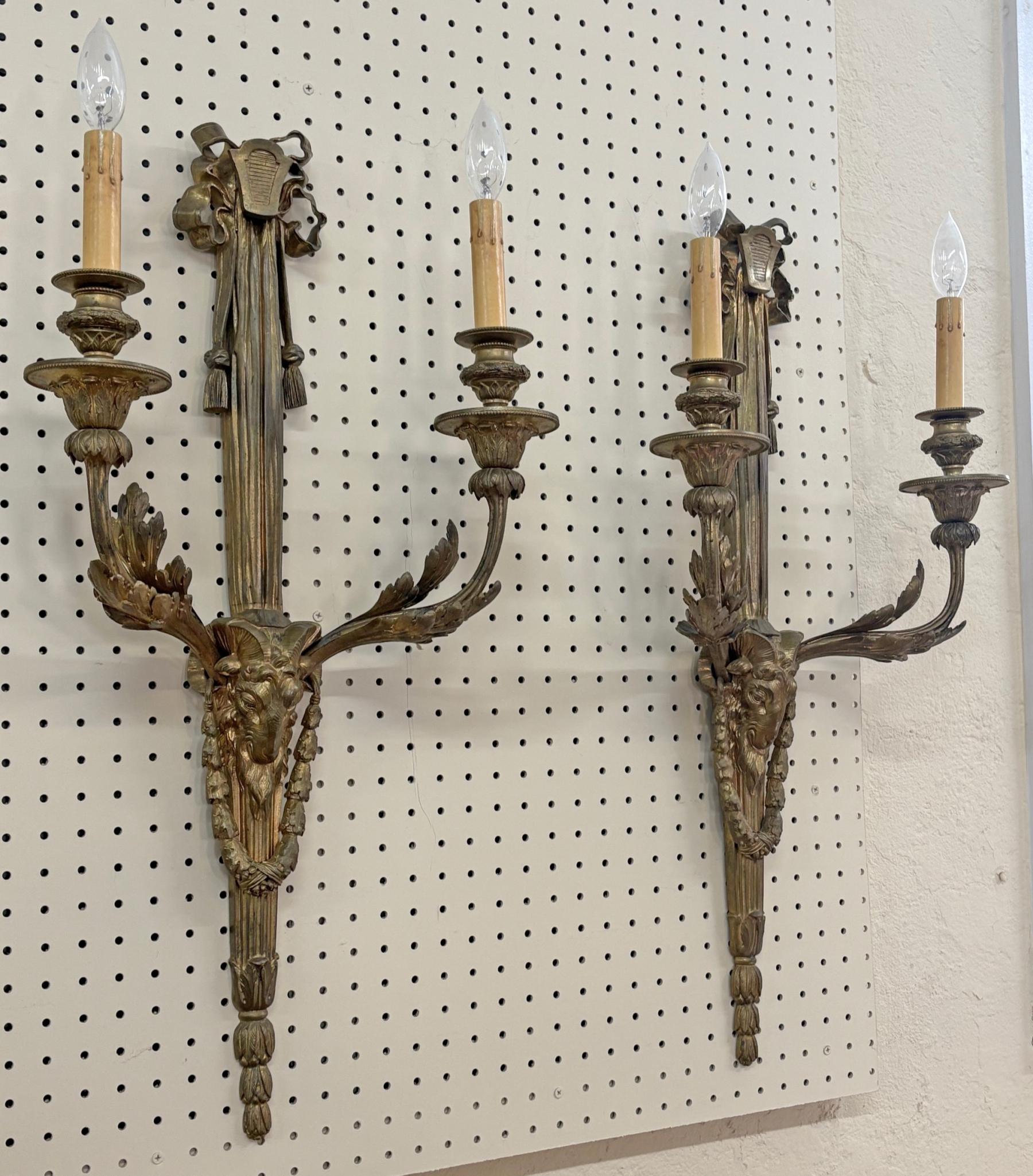 Paire d'appliques anciennes en bronze de style Louis XV attribuées à Delafontaine en vente 8