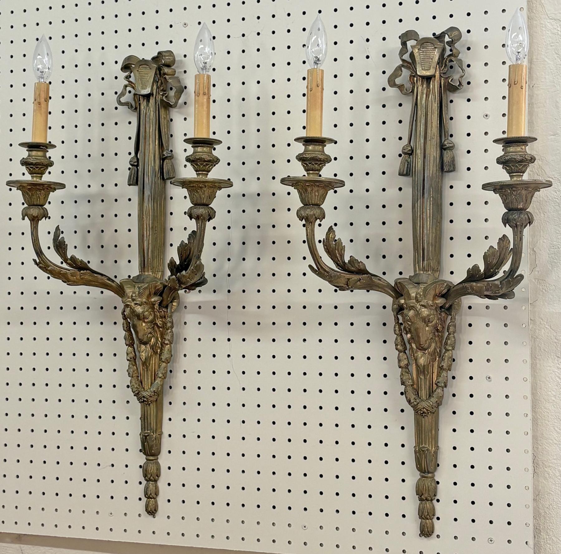 Paire d'appliques anciennes en bronze de style Louis XV attribuées à Delafontaine en vente 9