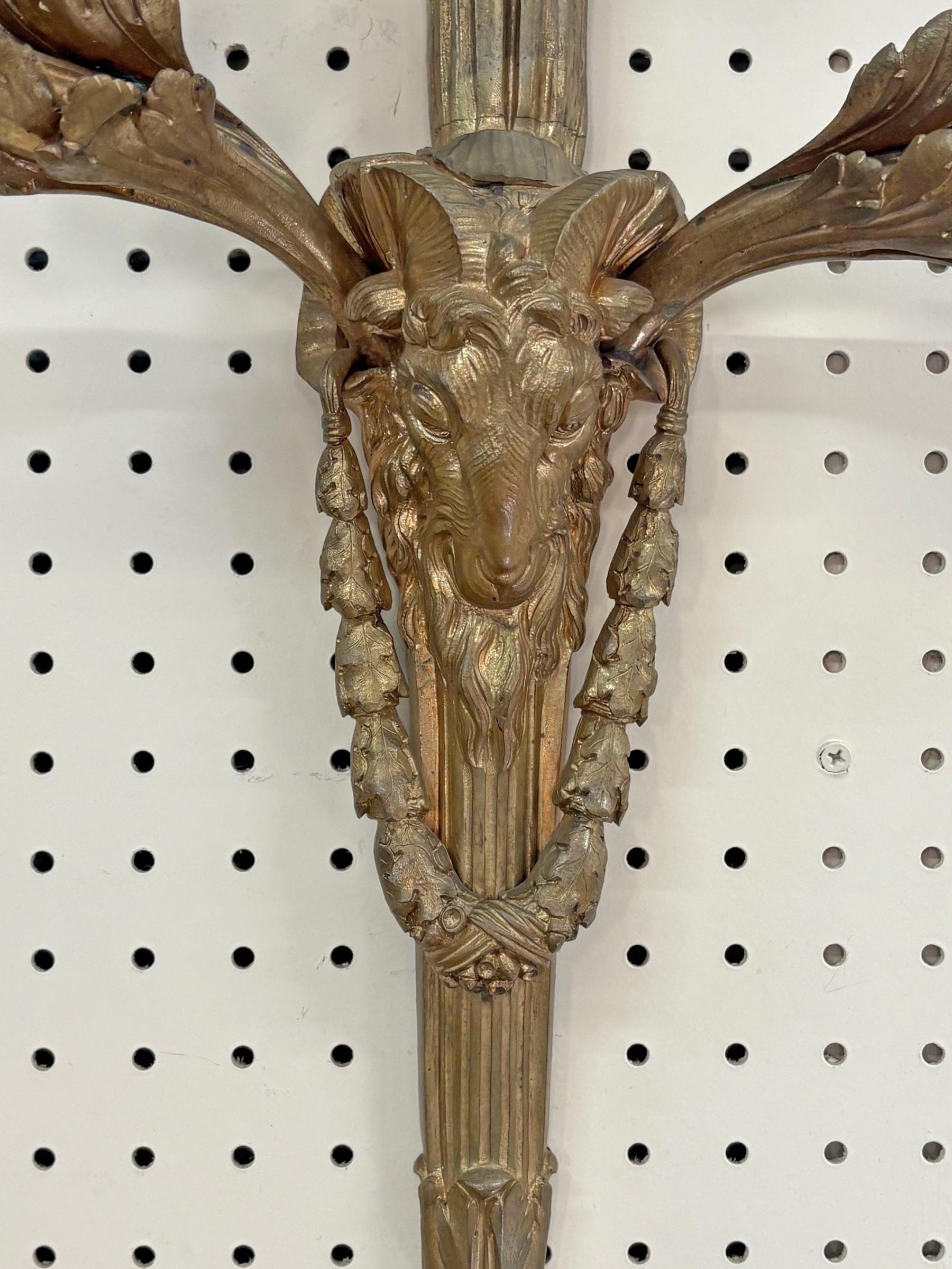 Paire d'appliques anciennes en bronze de style Louis XV attribuées à Delafontaine en vente 10