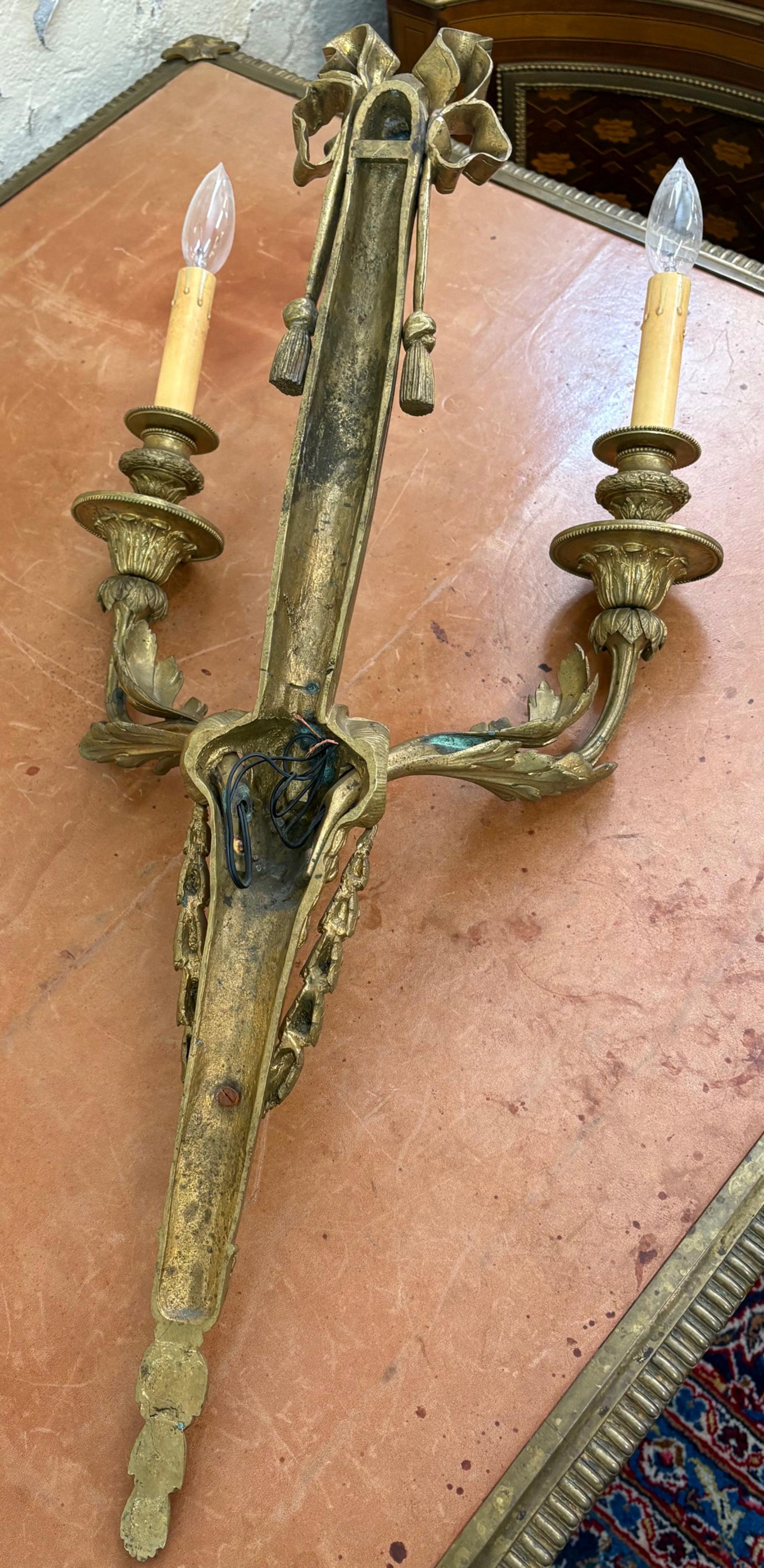 Paire d'appliques anciennes en bronze de style Louis XV attribuées à Delafontaine en vente 13